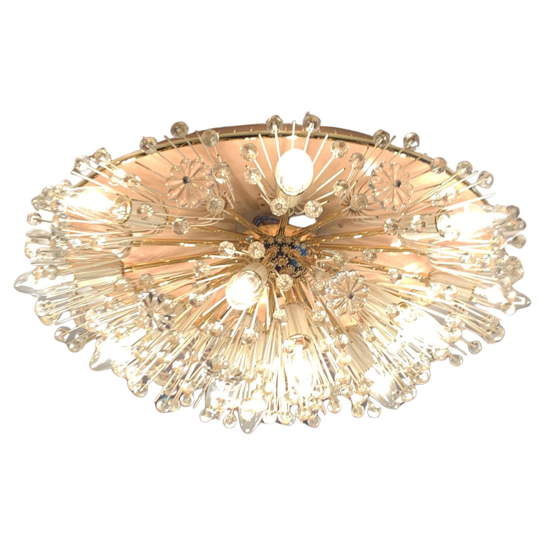 Seltene Deckenleuchte von Rupert Nikoll nach einem Entwurf von Emil Stejnar. Hier in einer besonders großen Ausführung mit Reflektorschale.

Ein beeindruckendes Design, dessen Formen und Details von der Flora inspiriert sind. Die Lampe besteht aus