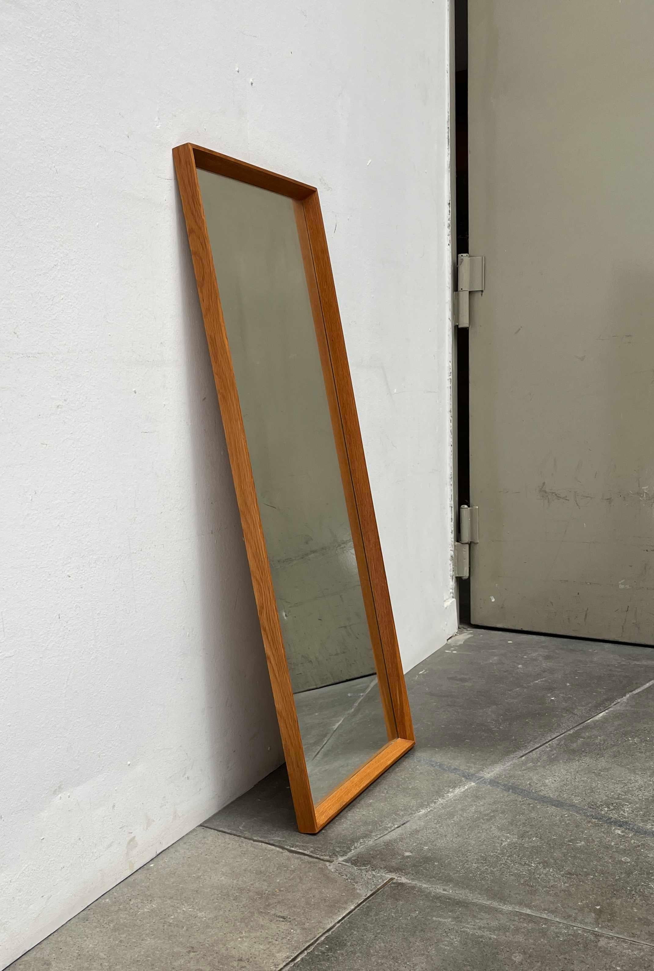  Miroir mural danois avec un cadre élégant en teck massif.