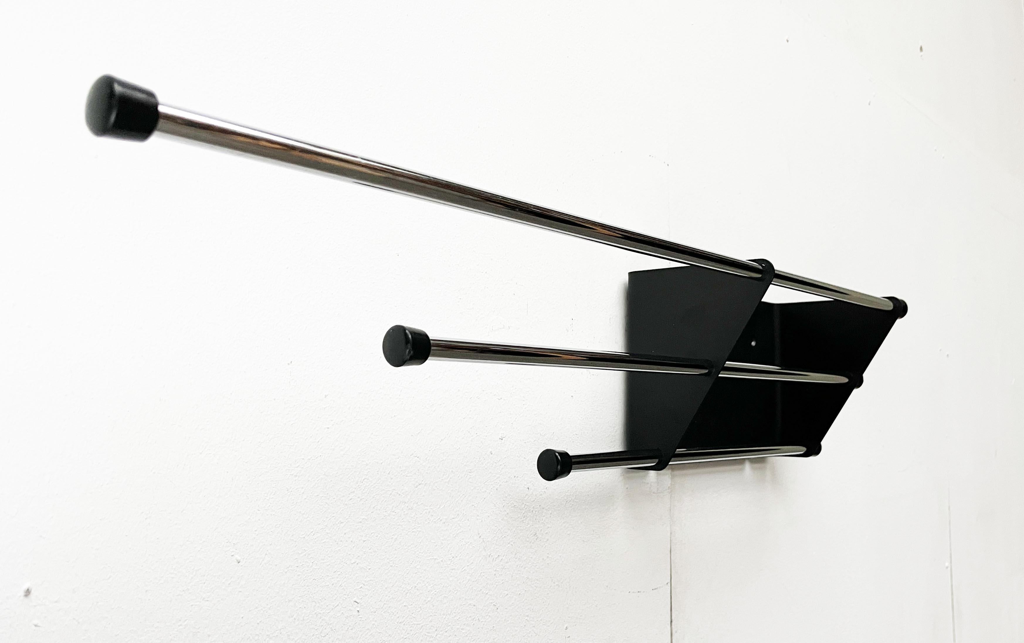 Flexible wall wardrobe from moormann based on a design by hanspeter weidmann from the late 80s. A very rare design object that can hardly be found anymore.

a postmodern design with special functionality. The coat rack consists of a wall-mounted
