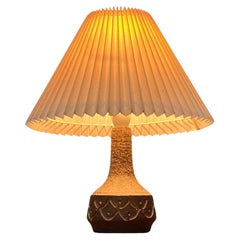 Lámpara de sobremesa danesa moderna de mediados de siglo de Studio Pottery de Lovemose, años 60