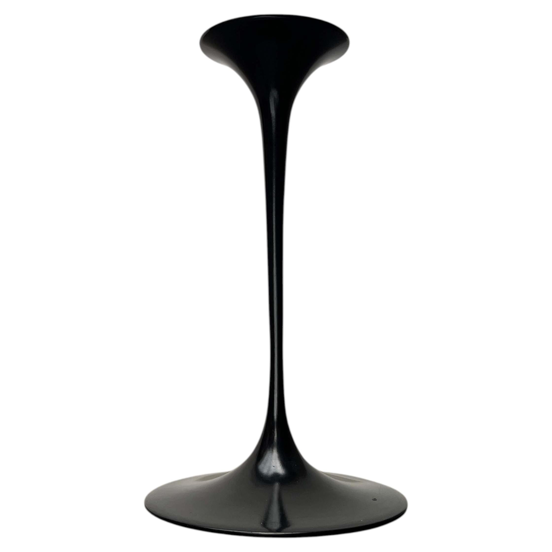 How do you authenticate a Saarinen table?