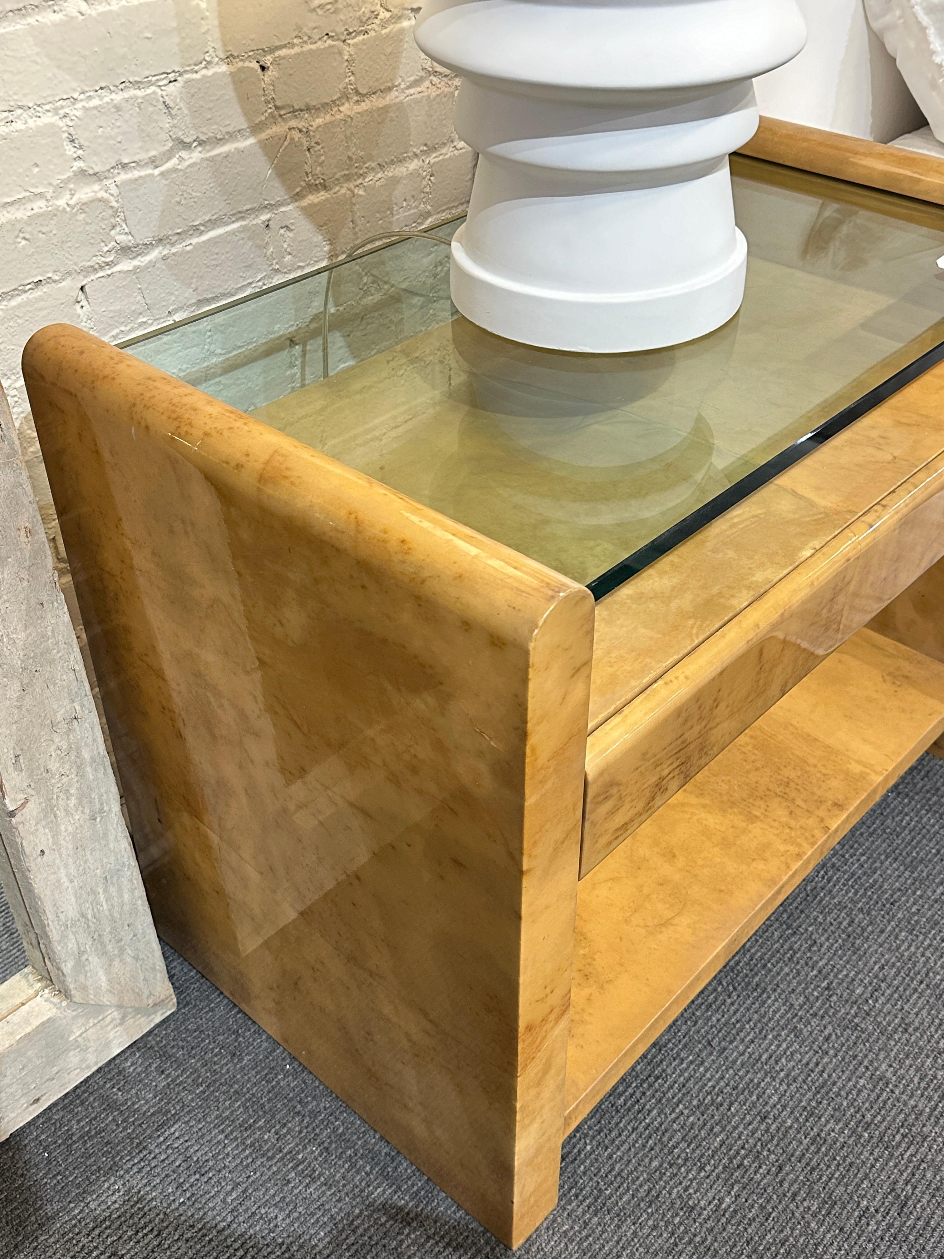 Modernistische Nachttische aus lackiertem Pergament im Stil von Karl Springer, Paar (Moderne) im Angebot