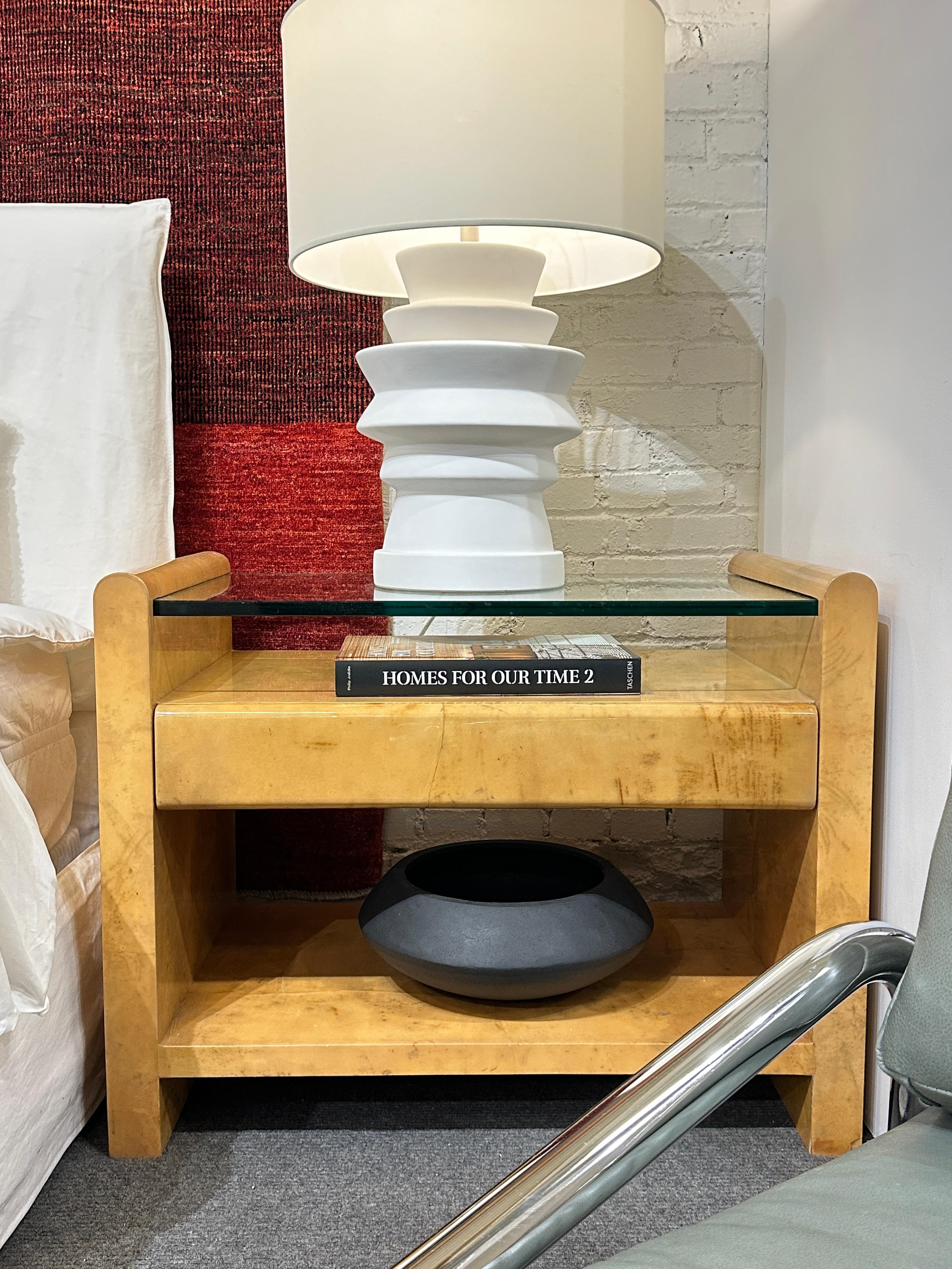 Modernistische Nachttische aus lackiertem Pergament im Stil von Karl Springer, Paar im Zustand „Gut“ im Angebot in Pittsburgh, PA
