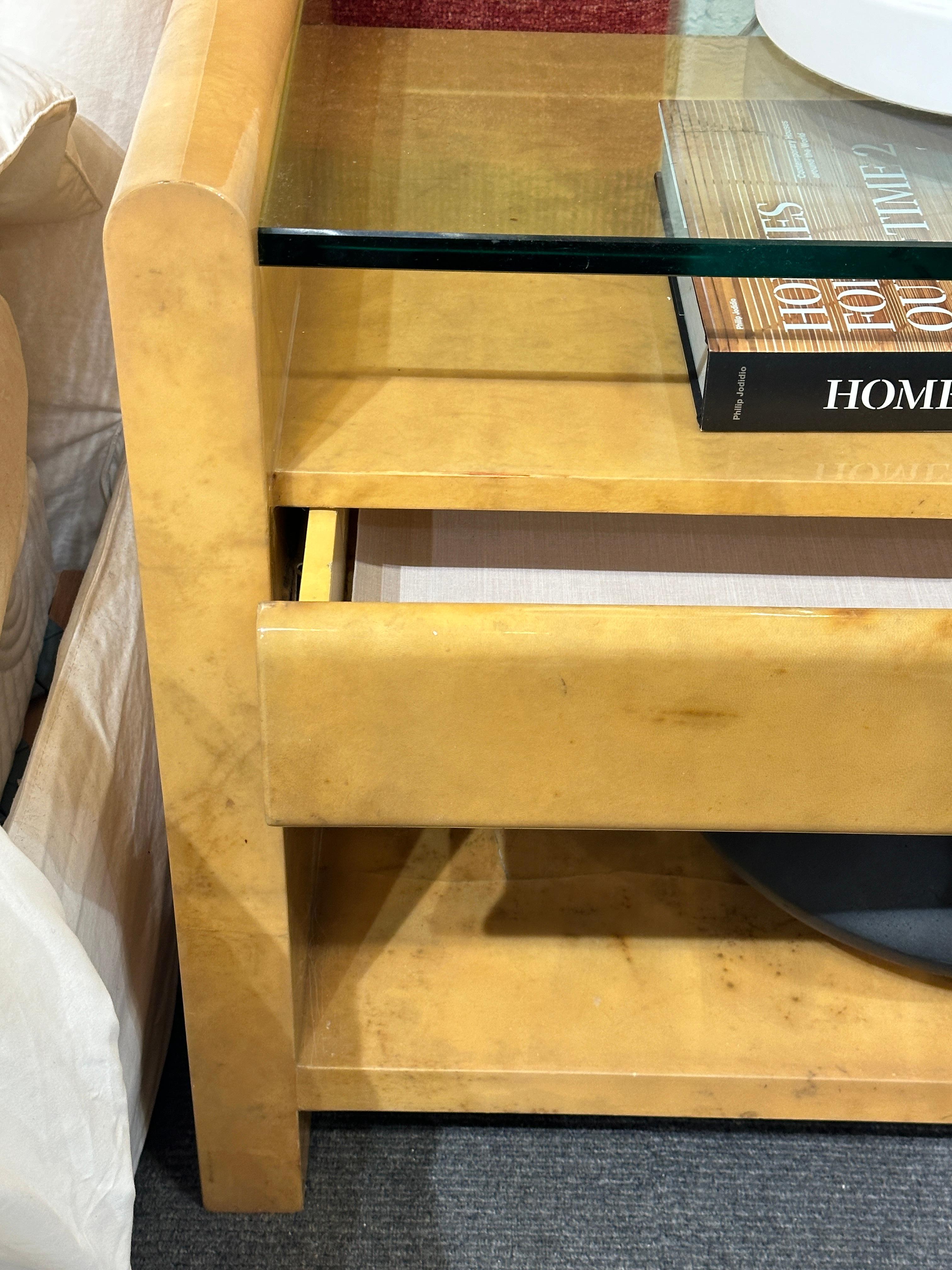 Modernistische Nachttische aus lackiertem Pergament im Stil von Karl Springer, Paar (Ziegenleder) im Angebot