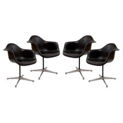 Set di quattro poltrone girevoli vintage Eames per Herman Miller con basi da ufficio