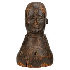 Busto antico in legno intagliato a mano in stile primitivo, opera d’arte popolare con patina invecchiata