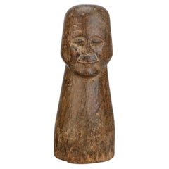 Scultura popolare antica, primitiva e monolitica in legno intagliato a forma di colonna