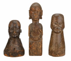 Scultura popolare antica, primitiva e monolitica in legno intagliato a forma di colonna