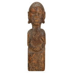 Figura totemica antica, allungata, in piedi, intagliata a mano, di arte popolare tribale