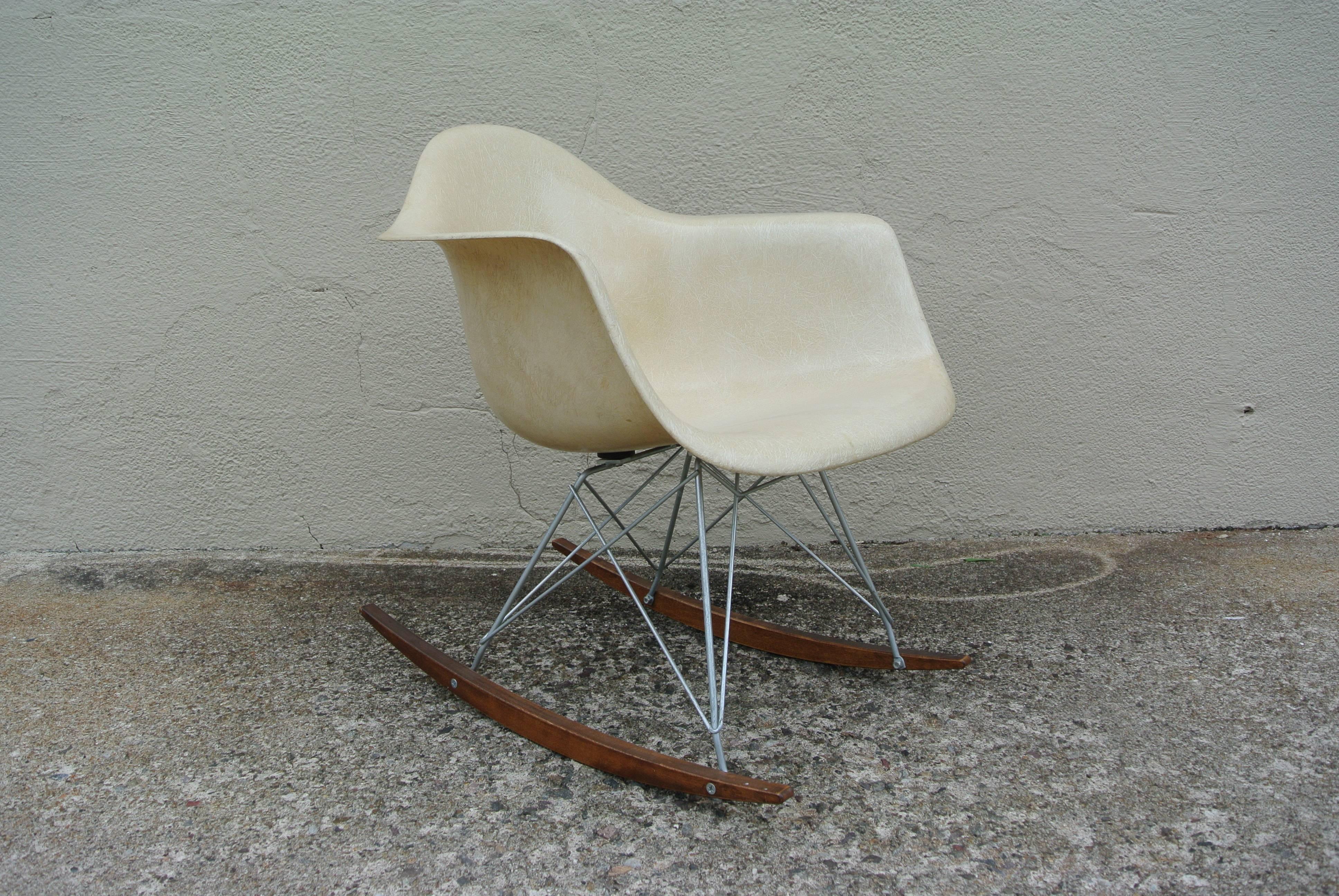 Mid-Century Modern Zenith RAR Rocker by Charles & Ray Eames For Sale