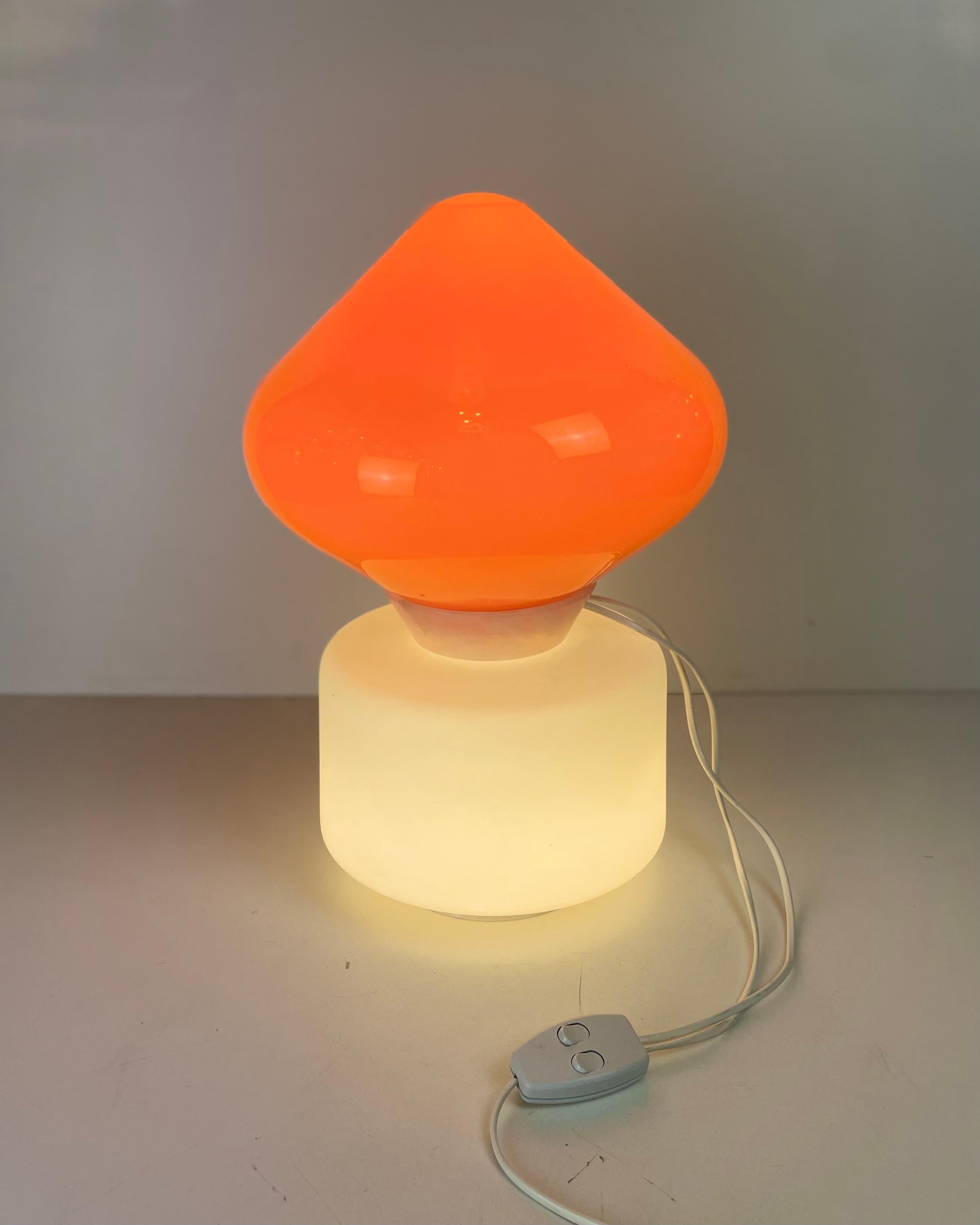 Italian table lamp made of white a alabaster base with an orange opaline Murano glass on top, a double switch permit to light up together or separately the base or the lampshade. Designed in the style of Carlo Nason in the 1960s.
-
Lampe de table