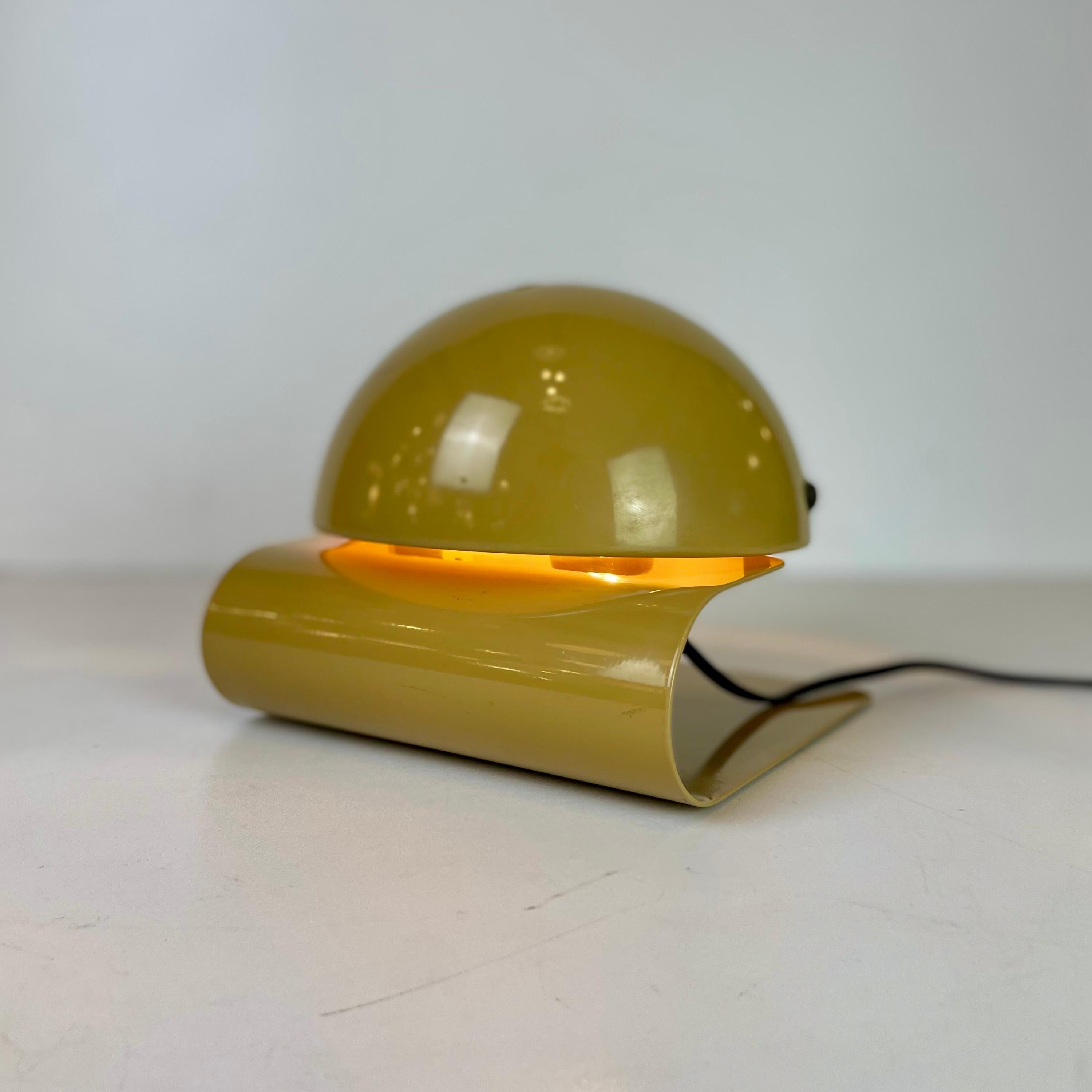 Iconic Italian modular table lamp made of beige ochre lacquered metal designed by Giuseppe Cormio in 1976. Its adjustable reflector allows you to adjust the light intensity.
-
Iconique lampe de table modulaire italienne en métal laqué beige ocre