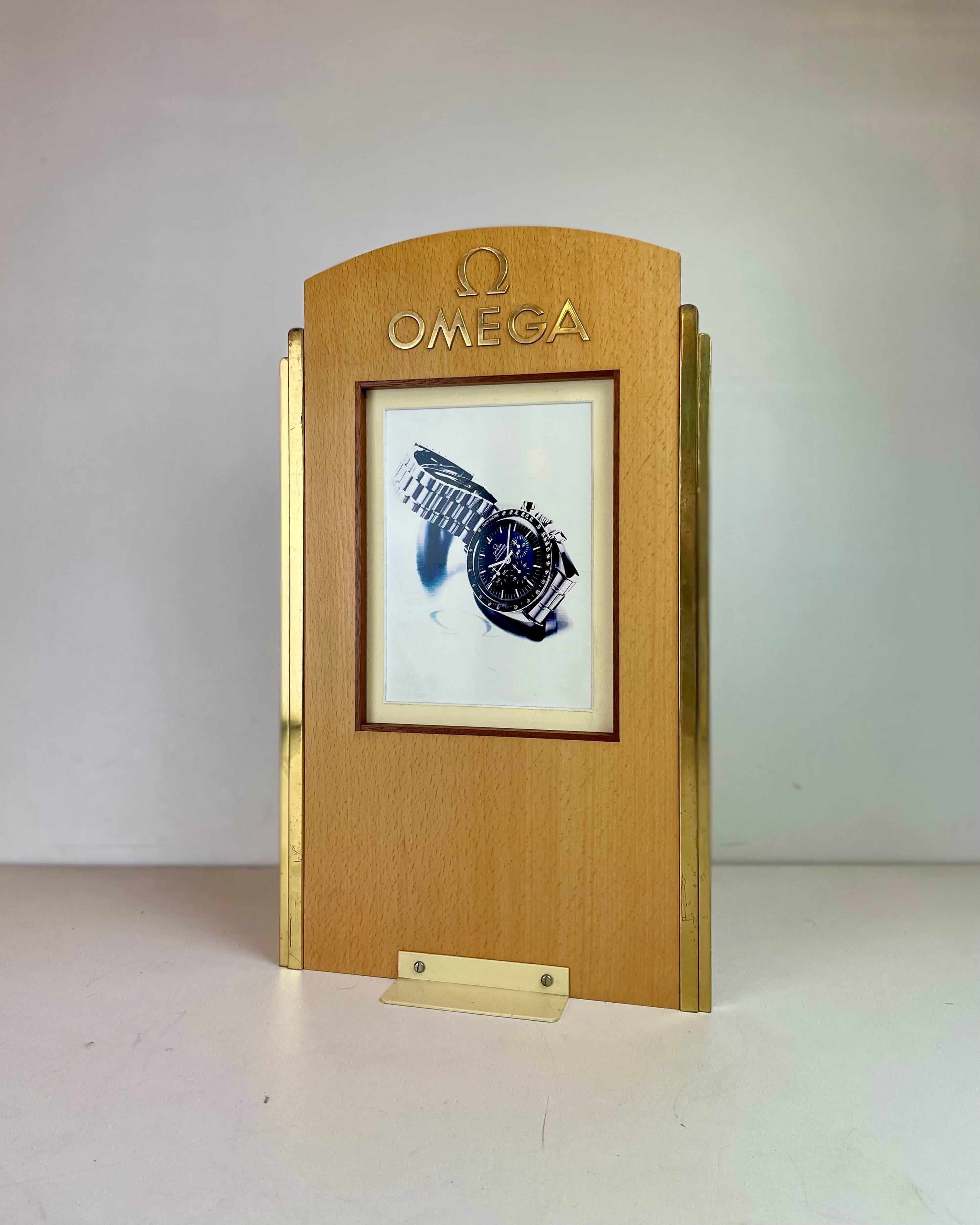 Pubblicità per il punto vendita del lussuoso marchio di orologi Omega in legno e ottone, degli anni '80.u2028Può essere utilizzato come cornice per foto.
-
Pubblicità sul luogo di vendita del marchio di montature di lusso Omega in bois e laiton,