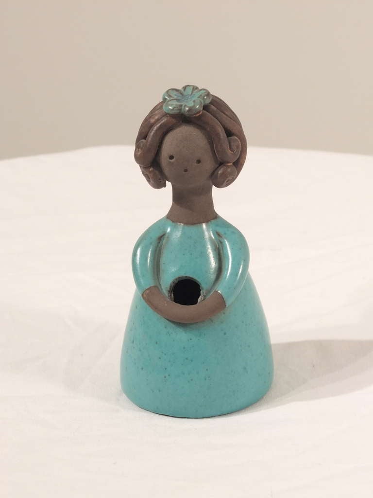 A small ceramic flower vase by Colette Gueden.
Little lady with curled hair and decorative flower.
Sea-green glazed ceramic.
A stunning example of 1950s naive work.
Signed C Gueden.