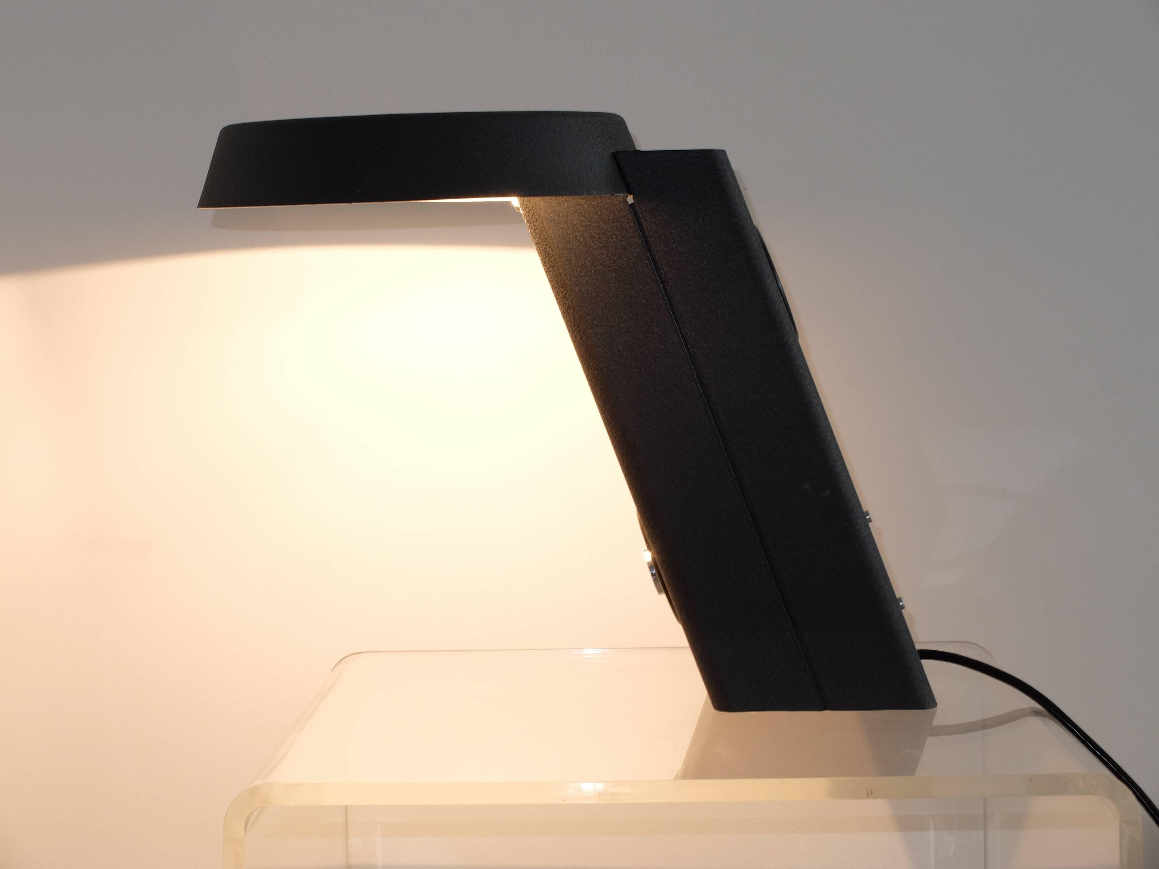 Made in 1971 by Arteluce.
Anthracite lacquered crackled aluminium structure.
Sarfatti was so ahead of the curve. This lamp was the first ever halogen lamp.
Signed with AL sticker.
Gino Sarfatti 607.

