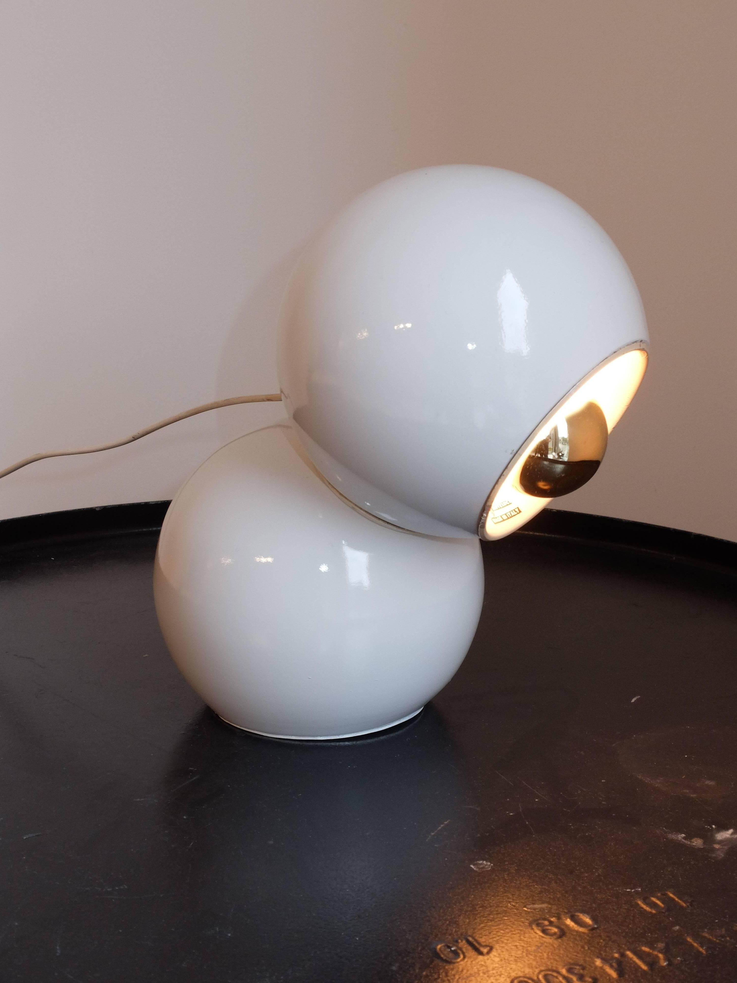 Arteluce table lamp 541 made of white lacquered metal with double-lobed body composed of two magnetic sections set in a weighted metal base.
Magnetic. 
Références:
Clémence & Didier Krzentowski, The complete Designers’ lights (1950-1990), JRP