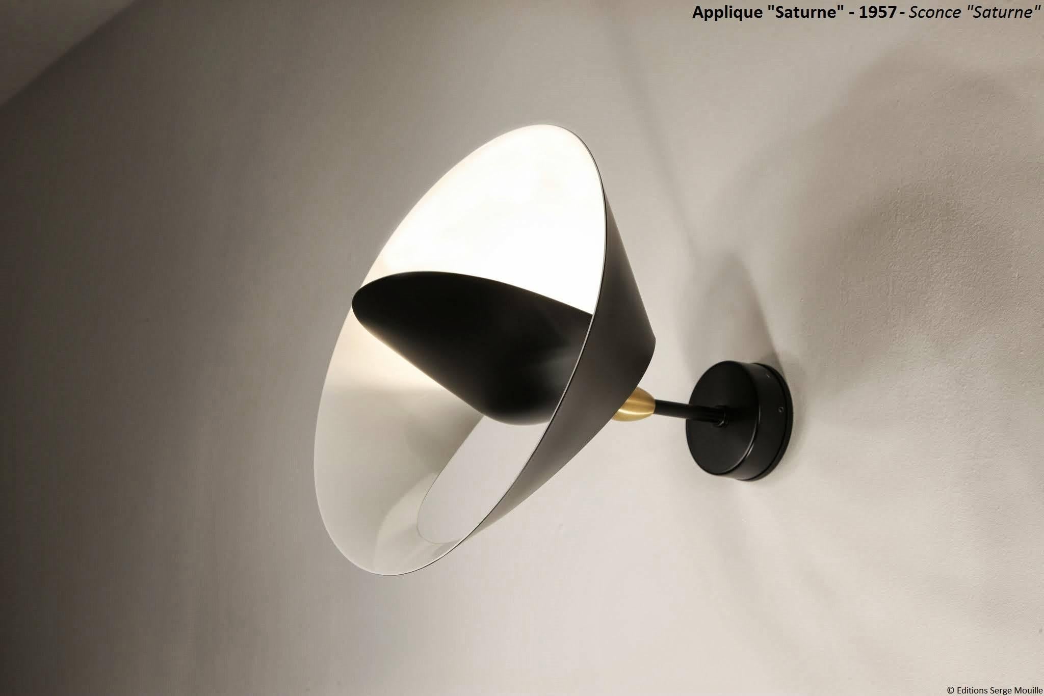 Expuesto como aplique de mesilla de noche en el Salon des Arts Managers de 1957, el modelo se colocó posteriormente de forma muy espectacular en el aniversario de la inauguración de la Galería Steph Simon.
Una serie de apliques Saturne se dispuso
