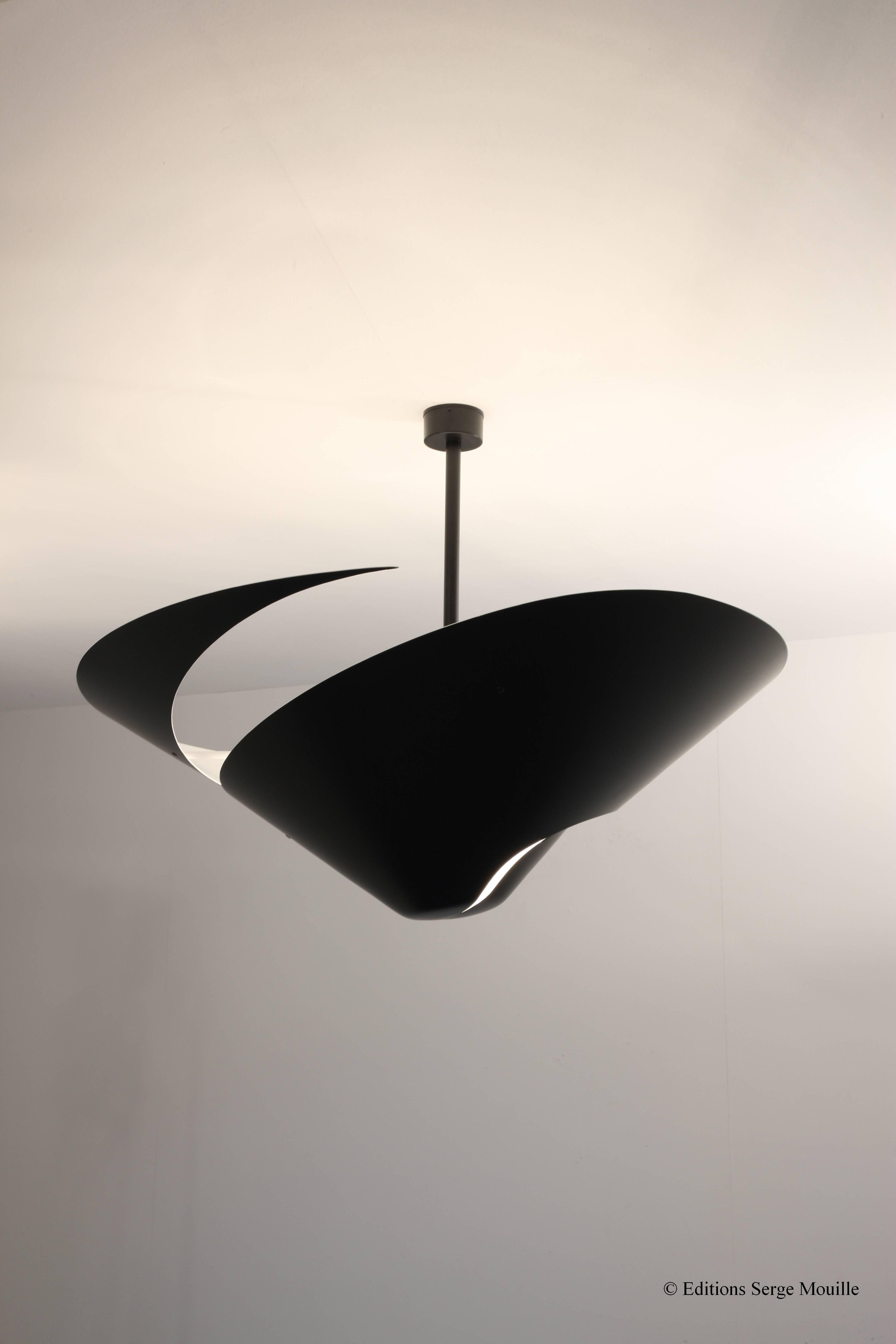 Designed in 1955 for the French airforce dining room. An extraordinary light sculpture, diam 93 Cm.
In black or white 
Check image 5 and image 6 




