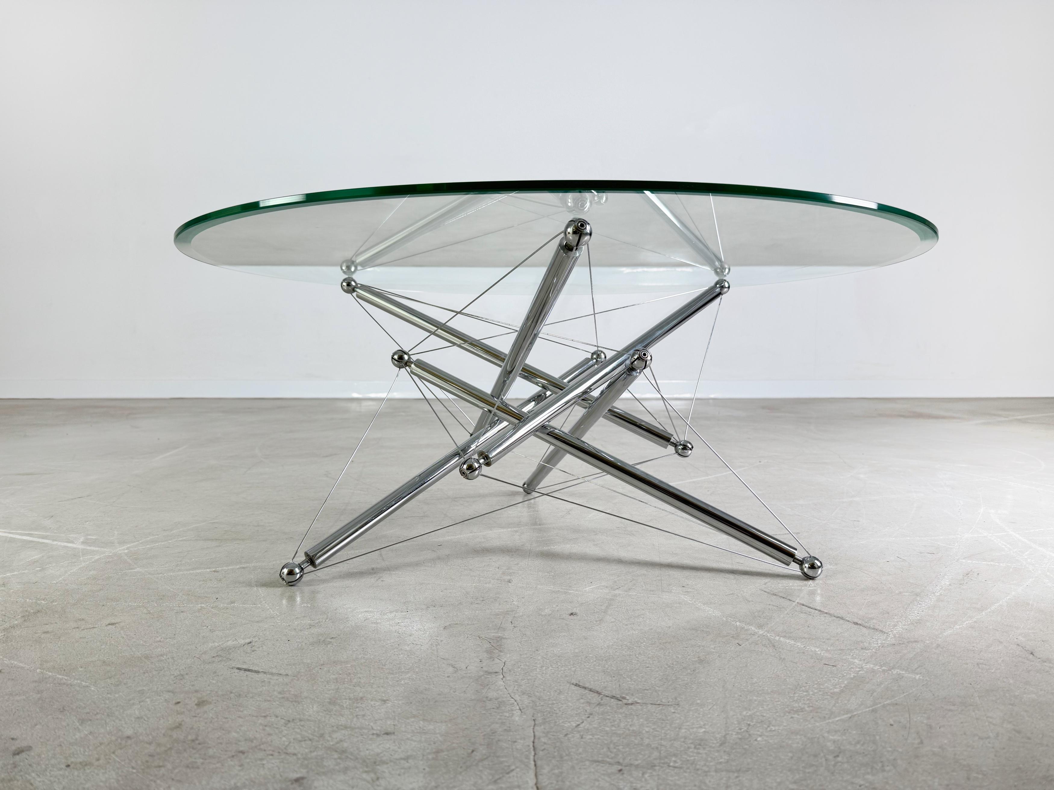 Wir bieten einen schönen Vintage Couchtisch von Cassina aus den 1970er Jahren zum Verkauf an. Das Design stammt von Theodore Waddell und verbindet elegantes Aluminium mit einer minimalistischen Ästhetik in Form der Glasplatte, die perfekt in moderne