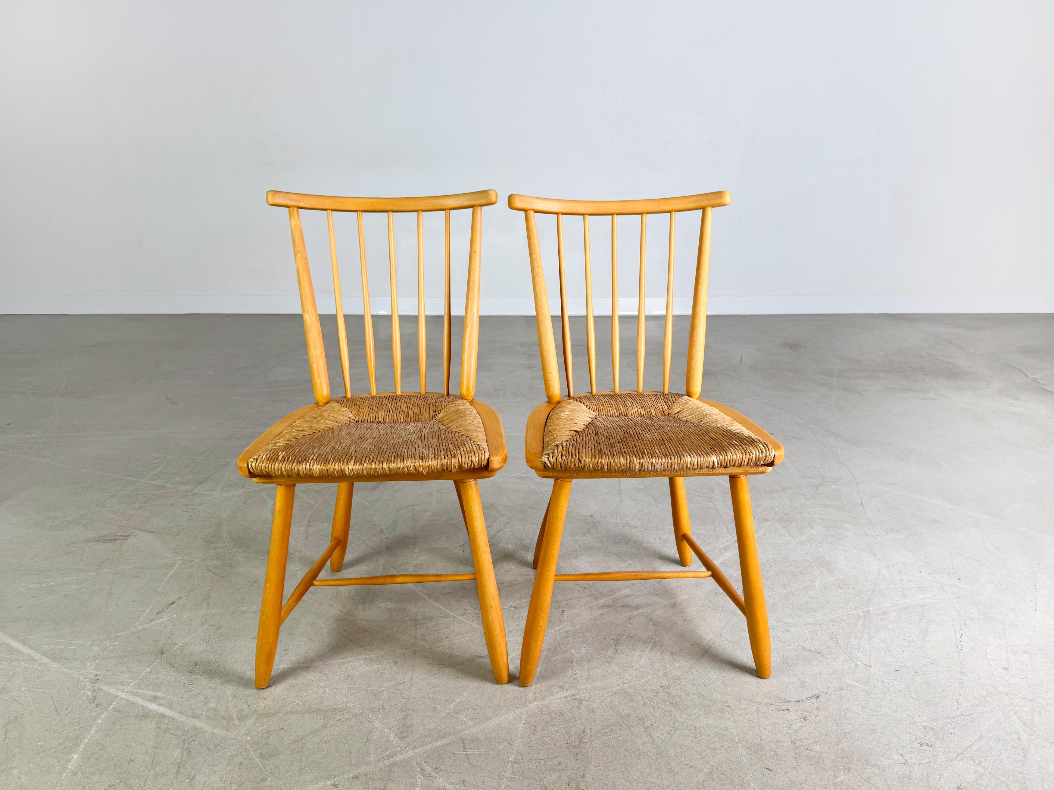 Wir bieten ein wunderschönes 2er Set WKS Stühle von Arno Lambrecht für WK Möbel aus den 1960er Jahren zum Verkauf an. La surface d'assise est en bois de pin, ce qui confère un grand confort d'assise aux pièces.

Zustand : Très bon état, avec des