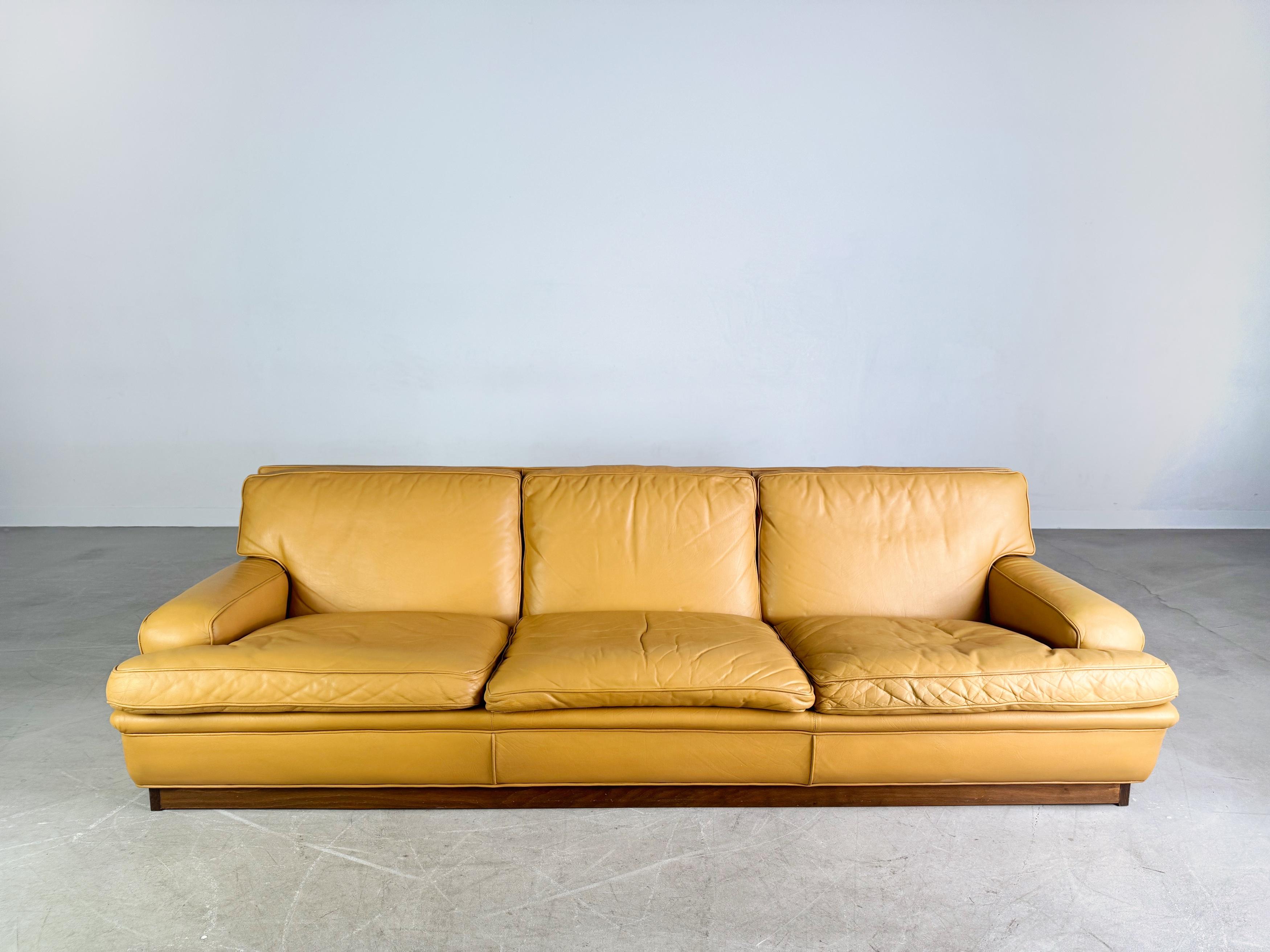 Wir bieten ein wunderschönes Dreisitzer Sofa von Arne Norells aus den 1960er Jahren zum Verkauf an. Le canapé a été installé et traité de manière professionnelle. Dans nos autres illustrations, nous avons trouvé deux autres modèles dans la même