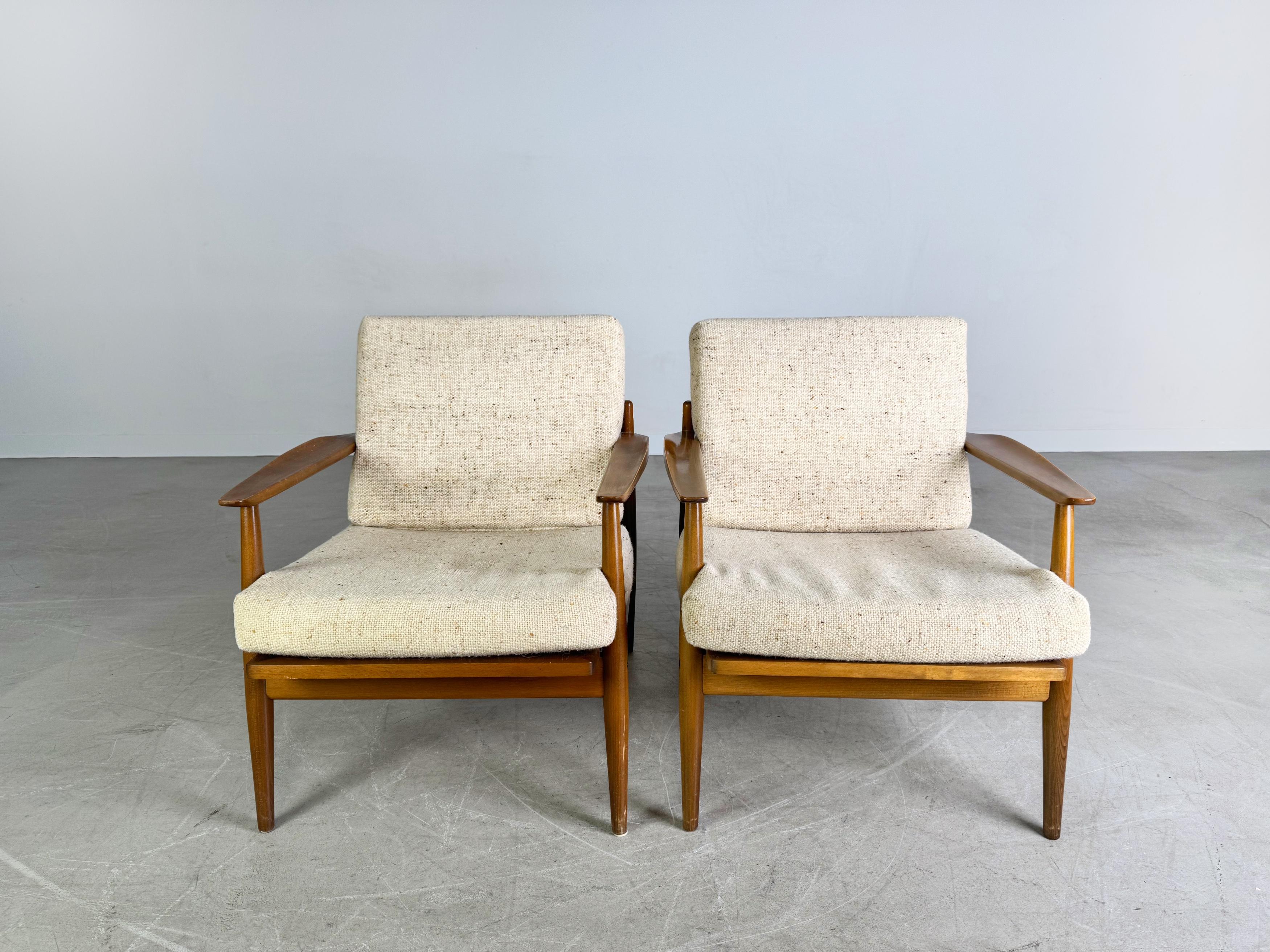 Te ofrecemos dos maravillosos barcos vintage de los años 60 para comprar. Los brazaletes están fabricados con un material de alta calidad y se distinguen por su forma única.

***Preis pro Sessel.***

***Bei der Abnahme von beiden Exemplaren ist ein