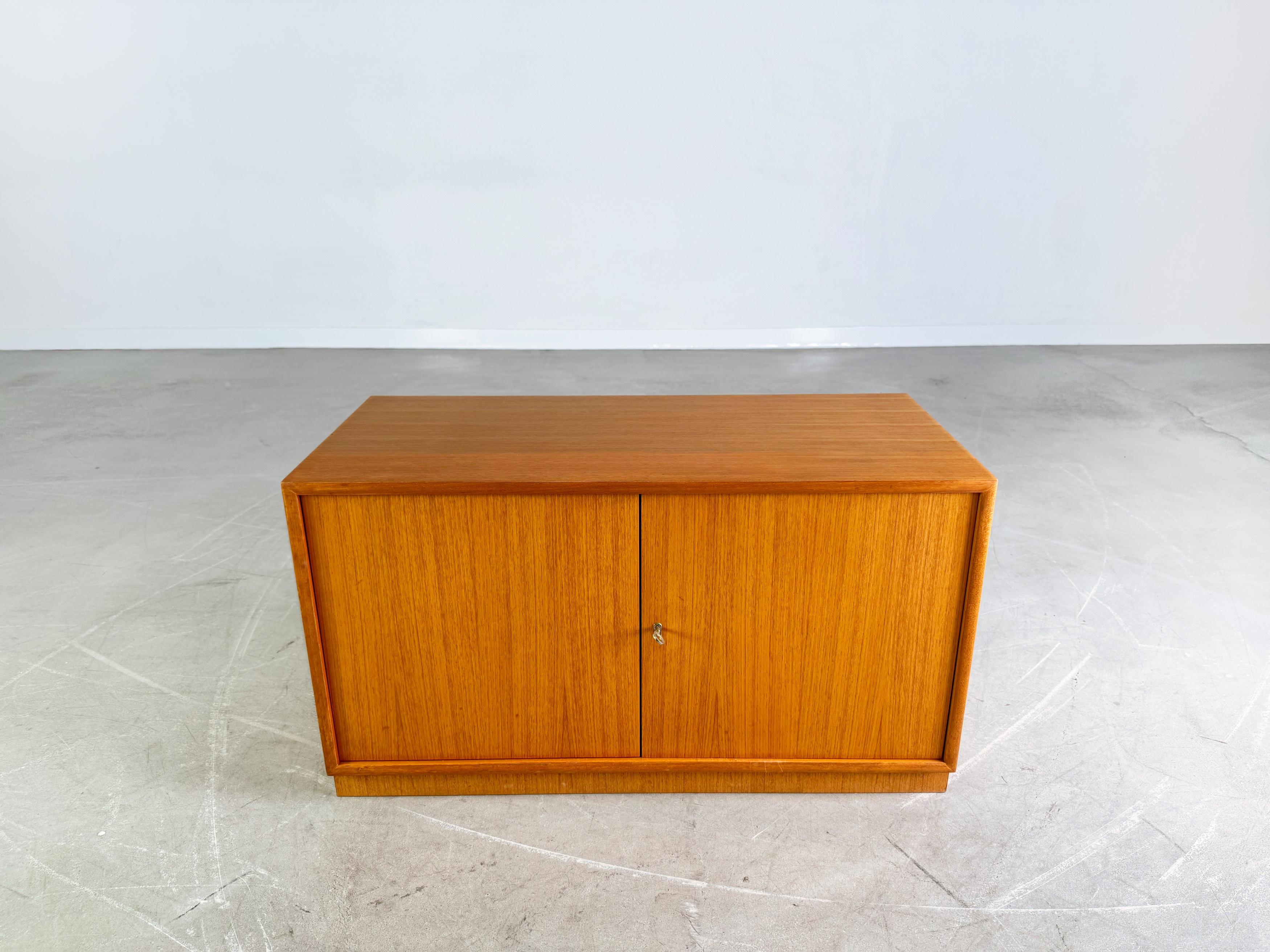 Wir bieten ein wunderschönes kleines Teakholz Sideboard/ Lowboard aus den 1960er Jahren zum Verkauf an. Das Möbel eignet sich hervorragend als TV-Board und lässt sich aufgrund seines minimalistischen Designs sehr gut in moderne Wohnräume