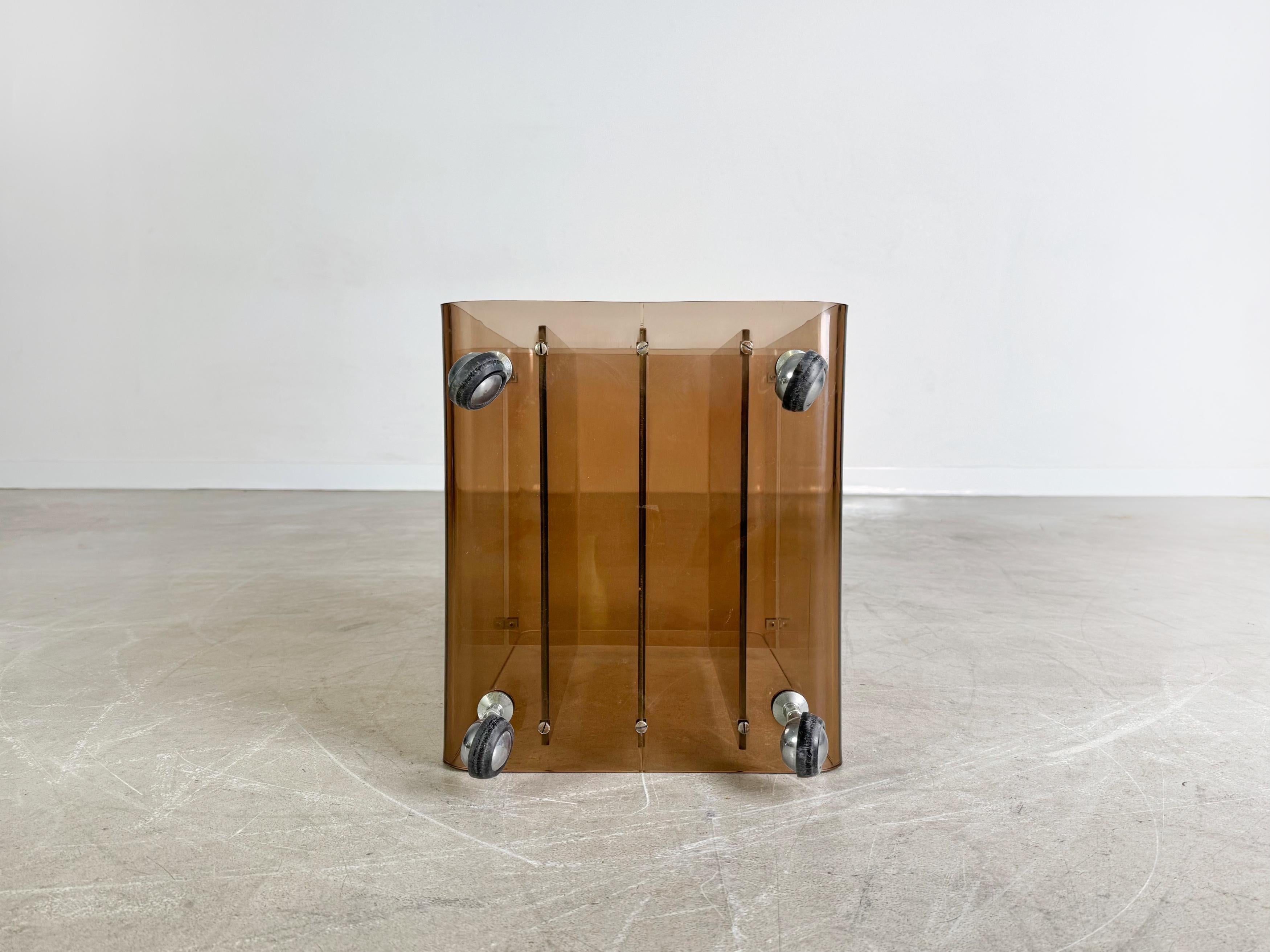 Métal Beistelltisch du milieu du siècle Roche Bobois Michel Dumas Acrylglas en vente