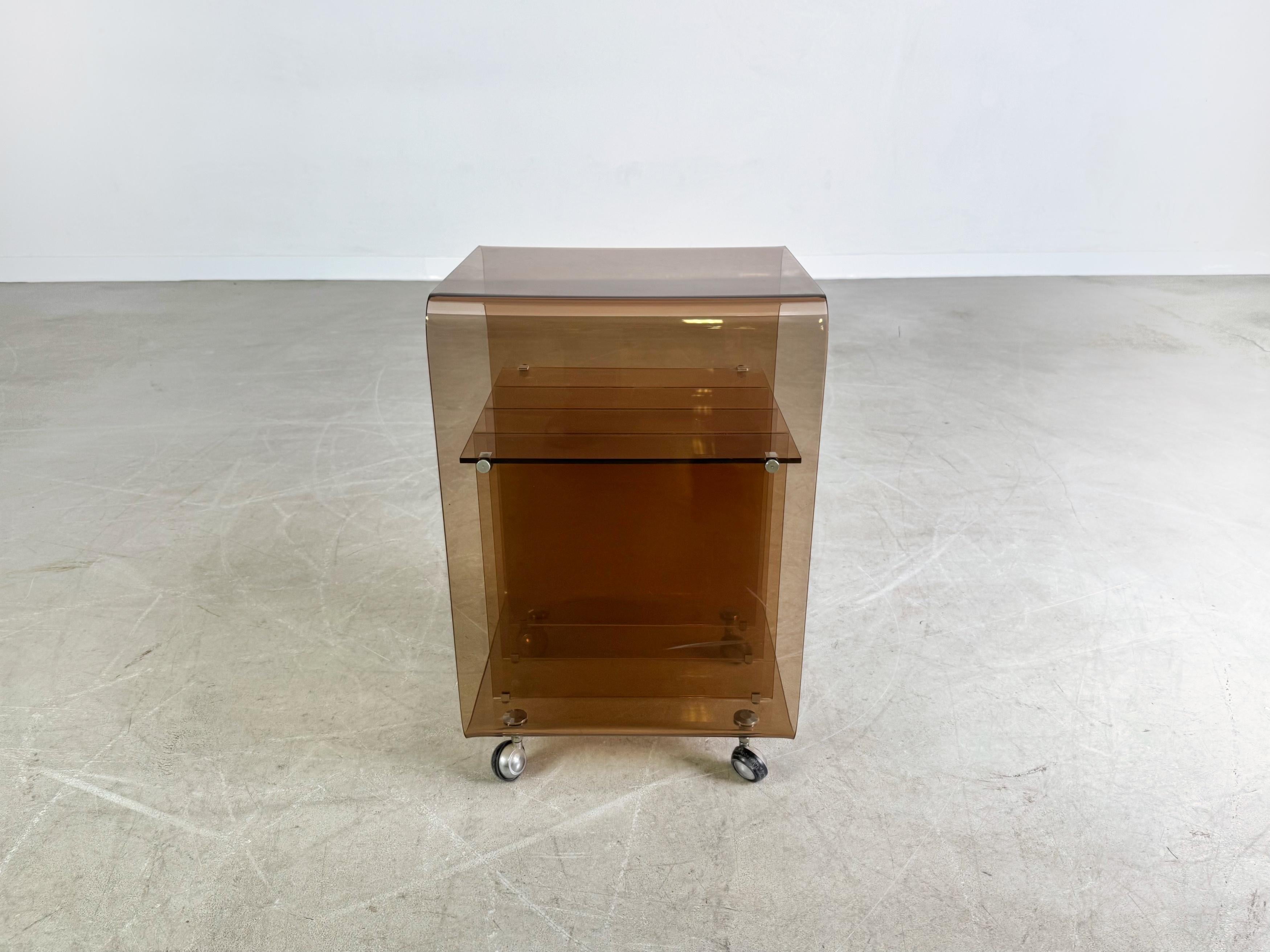 Fin du 20e siècle Beistelltisch du milieu du siècle Roche Bobois Michel Dumas Acrylglas en vente
