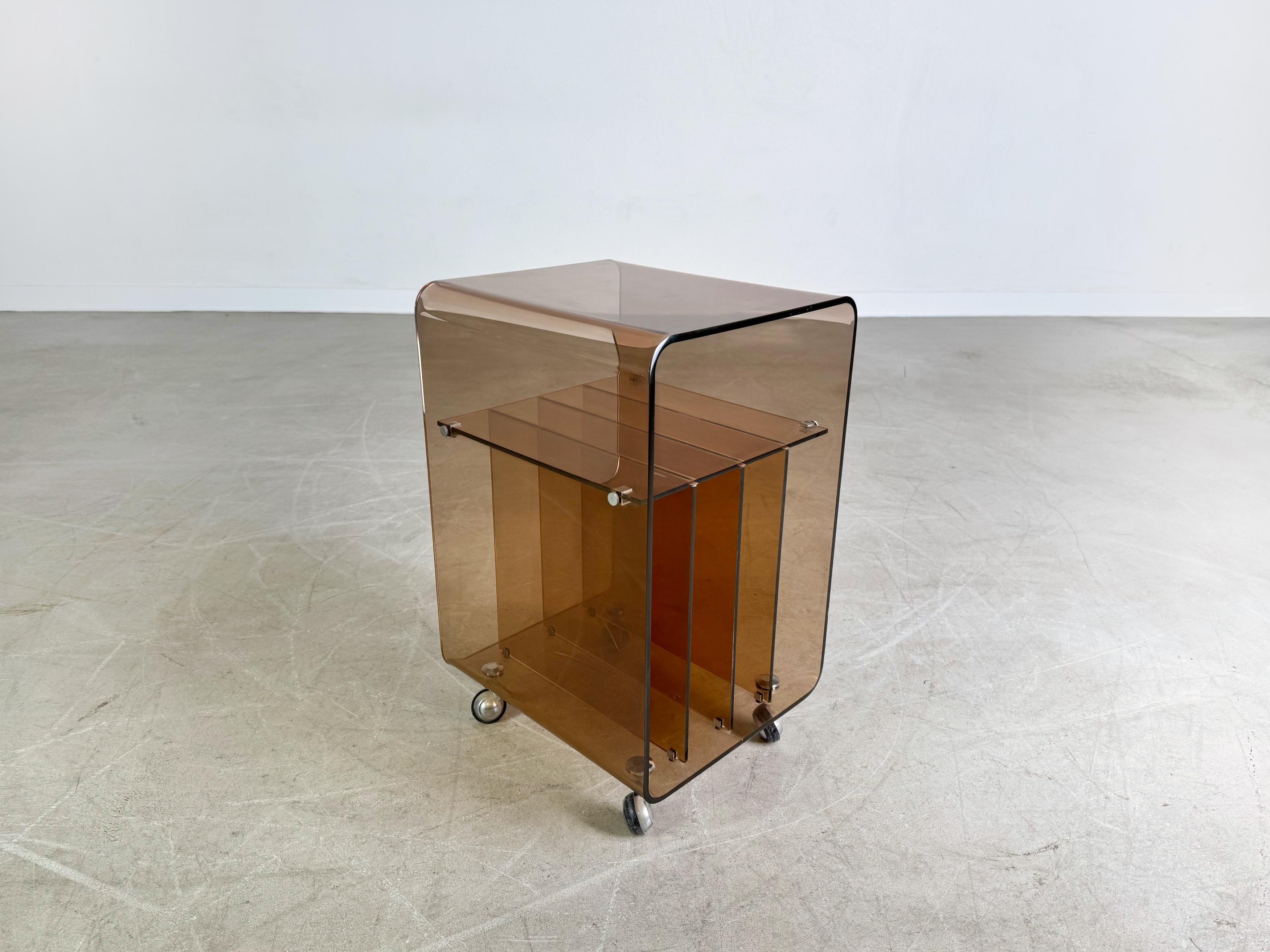 Beistelltisch du milieu du siècle Roche Bobois Michel Dumas Acrylglas Bon état - En vente à Berlin, DE