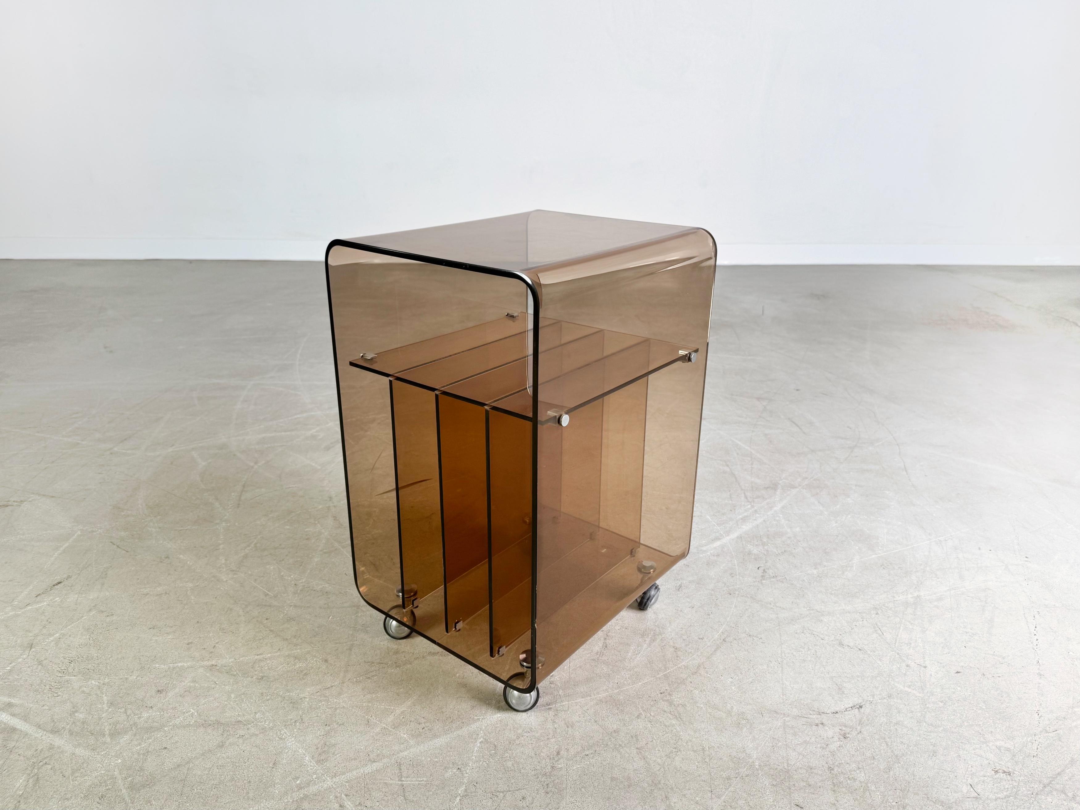 Français Beistelltisch du milieu du siècle Roche Bobois Michel Dumas Acrylglas en vente