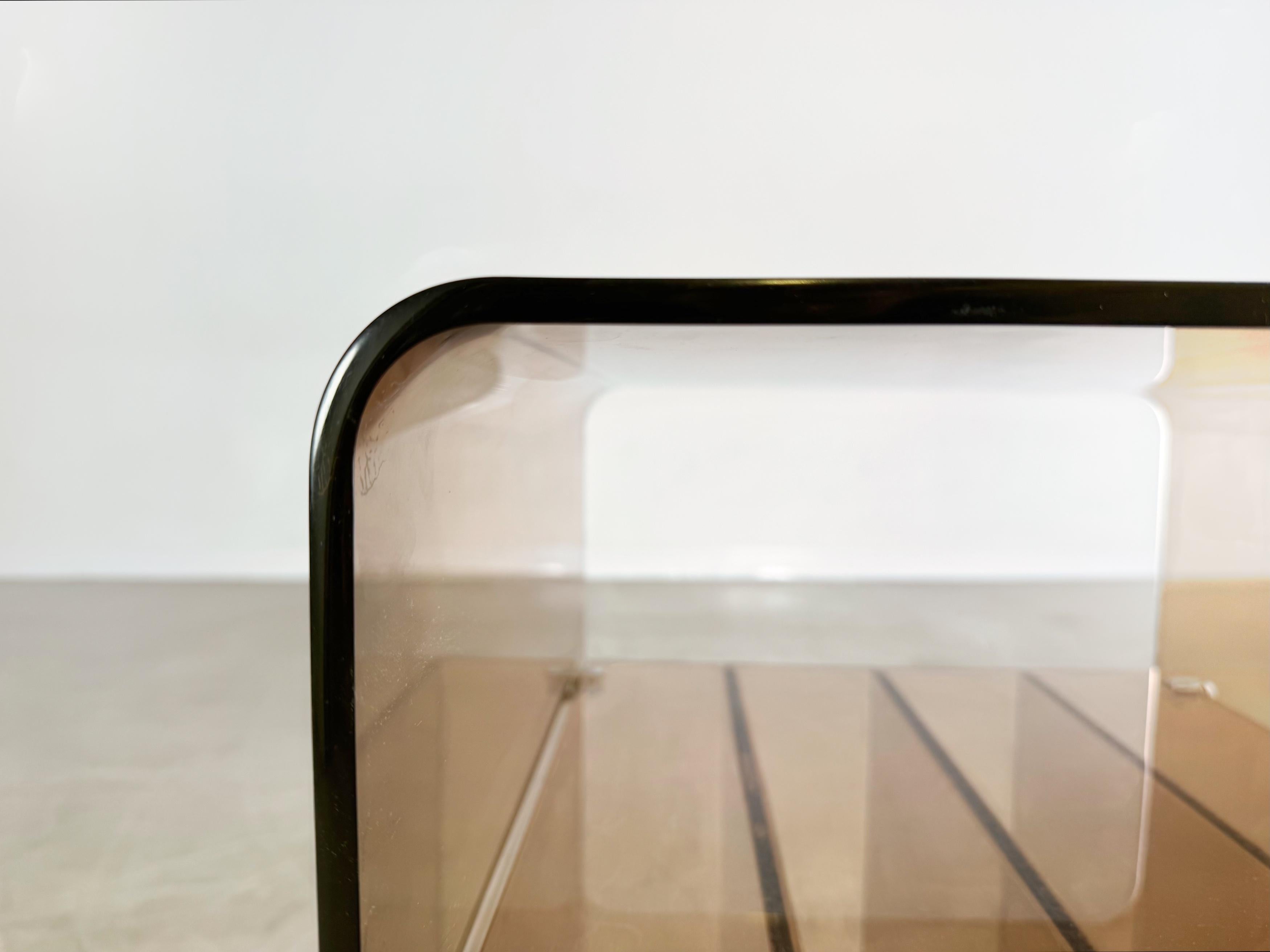 Beistelltisch du milieu du siècle Roche Bobois Michel Dumas Acrylglas en vente 1