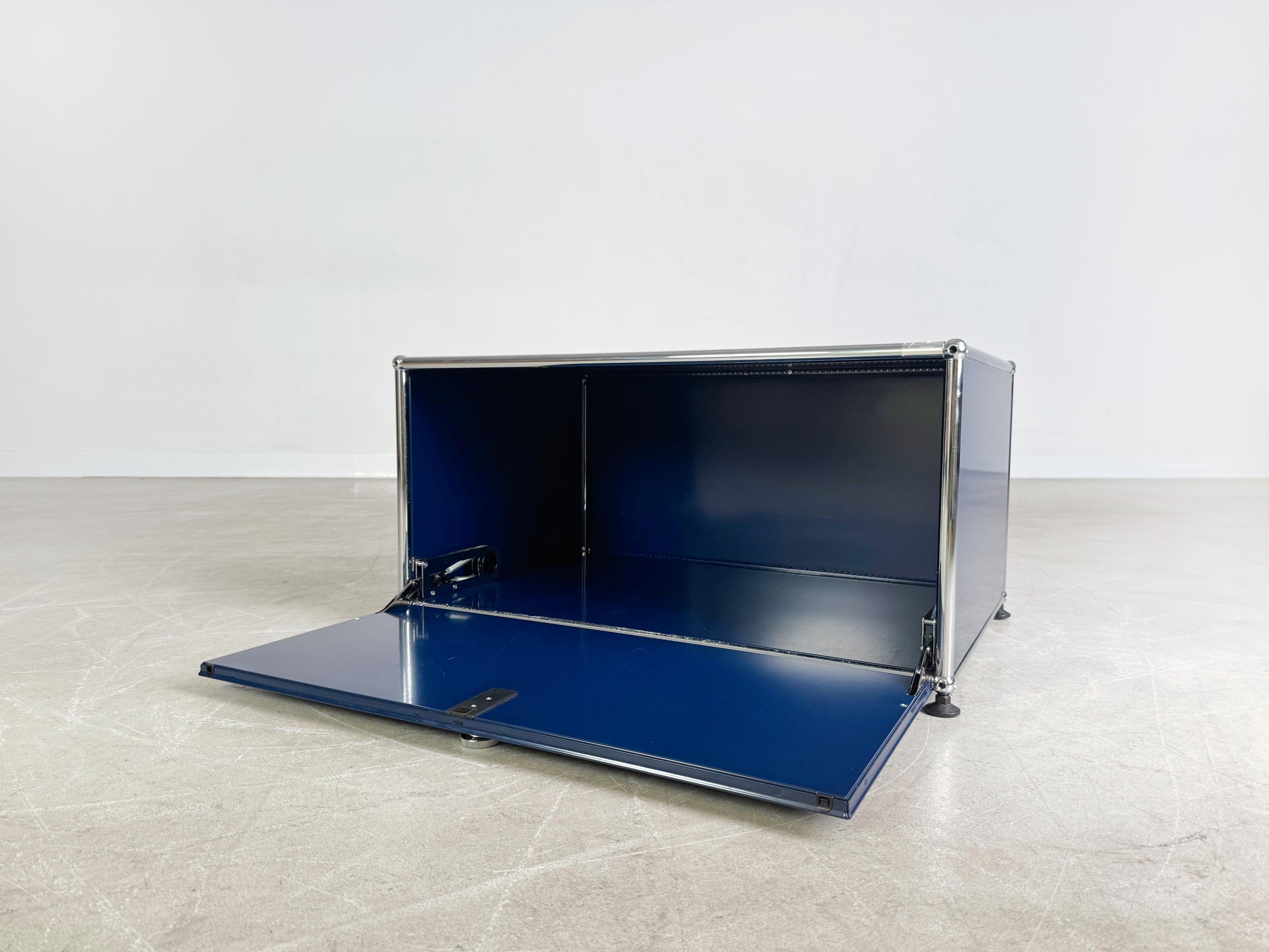 USM Haller Beistelltisch Sideboard Couchtisch Fritz Haller stahlblau In Good Condition For Sale In Berlin, DE