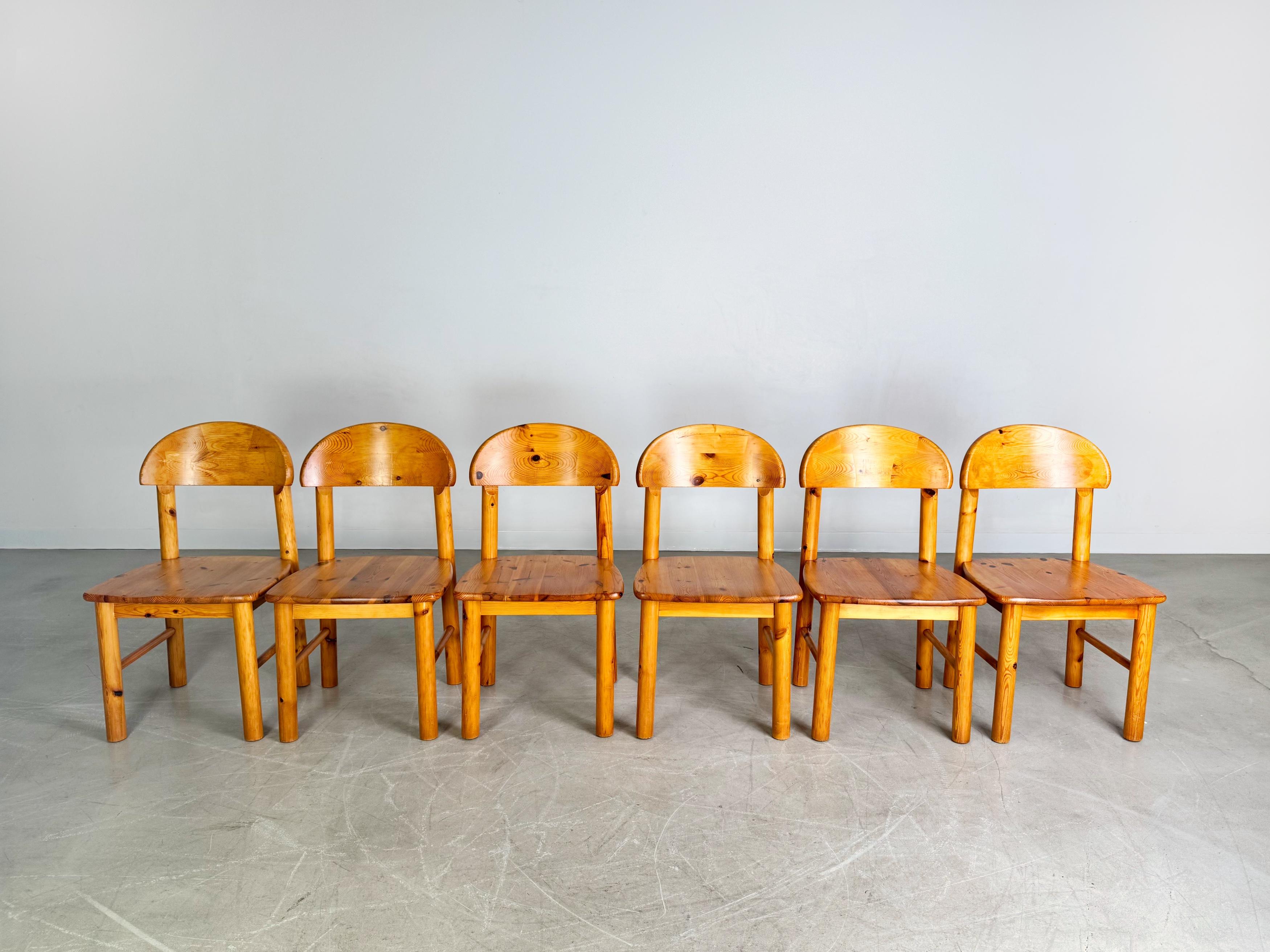 Wir bieten ein wunderschönes 6er Set Midcentury Stühle von Rainer Daumiller aus den 1970er Jahren zum Verkauf an. Das Design des deutschen Designers zeichnet sich nicht nur durch seine Stabilität und Komfort aus, sondern erfreut sich bis heute