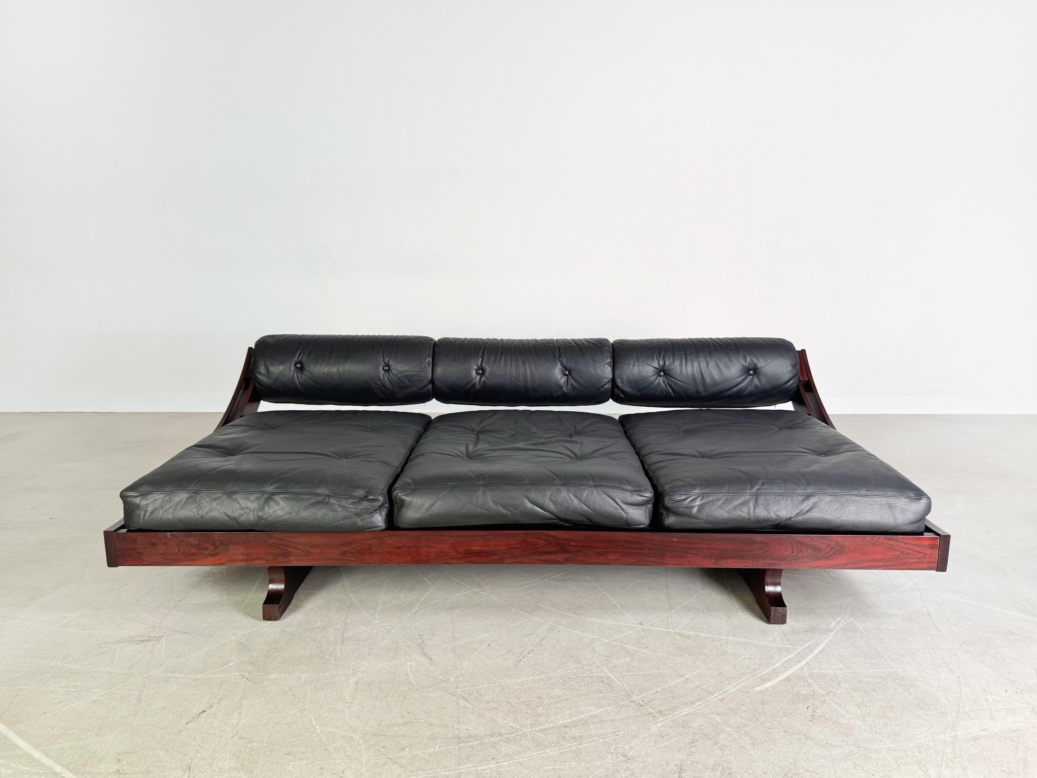 Ponemos a la venta una maravillosa Cama de día de Luigi Sormani del año 1969. La idea surgió de Gianni Stogia y se conoce con el nombre de GS195. Se compone de tres grandes y hermosas fundas de asiento de madera de haya y de una cubierta de madera
