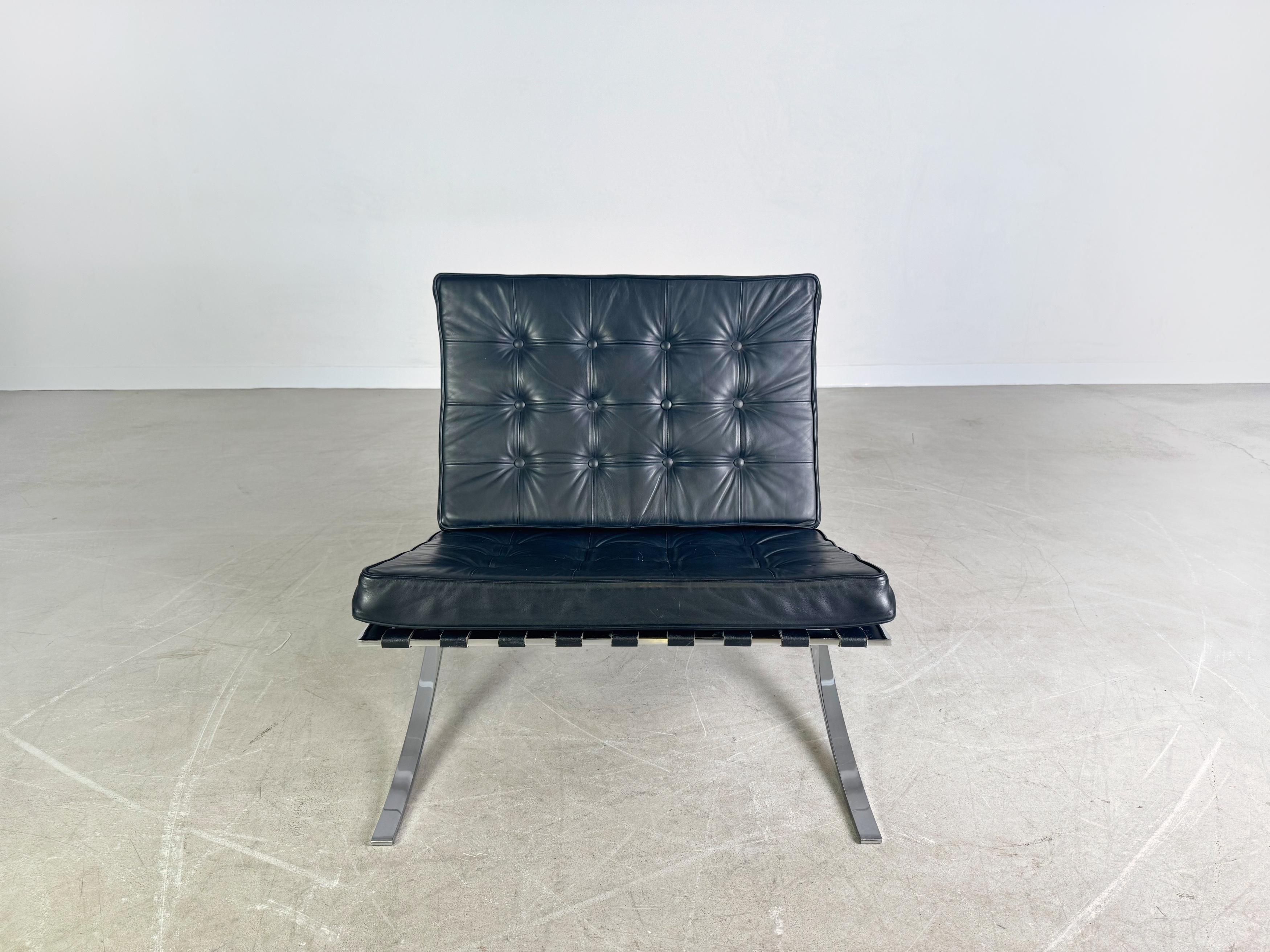 Wir bieten einen wunderschönen, originalen Barcelona-Stuhl von Knoll International vermutlich aus den 1980er Jahren zum Verkauf an. Der von Mies van der Rohe entworfene Sessel gilt als eines der erfolgreichsten Design-Ikonen des 20. Jahrhunderts.