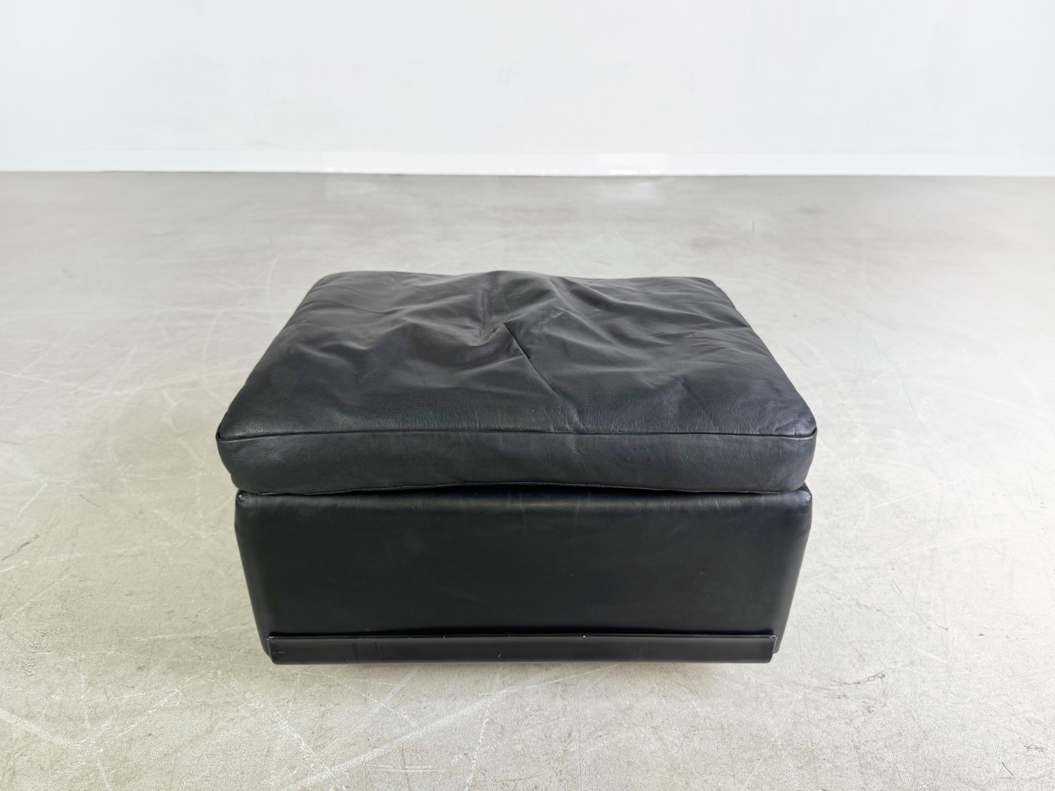 Offriamo un fantastico Fußhocker/ Ottomano degli anni '60 di Vitsoe. Il progetto nasce da Dieter Rams, uno dei più importanti designer e architetti del ventesimo secolo. Jahrhunderts e oggi è un grande designer. Sono disponibili anche un Fußhocker,
