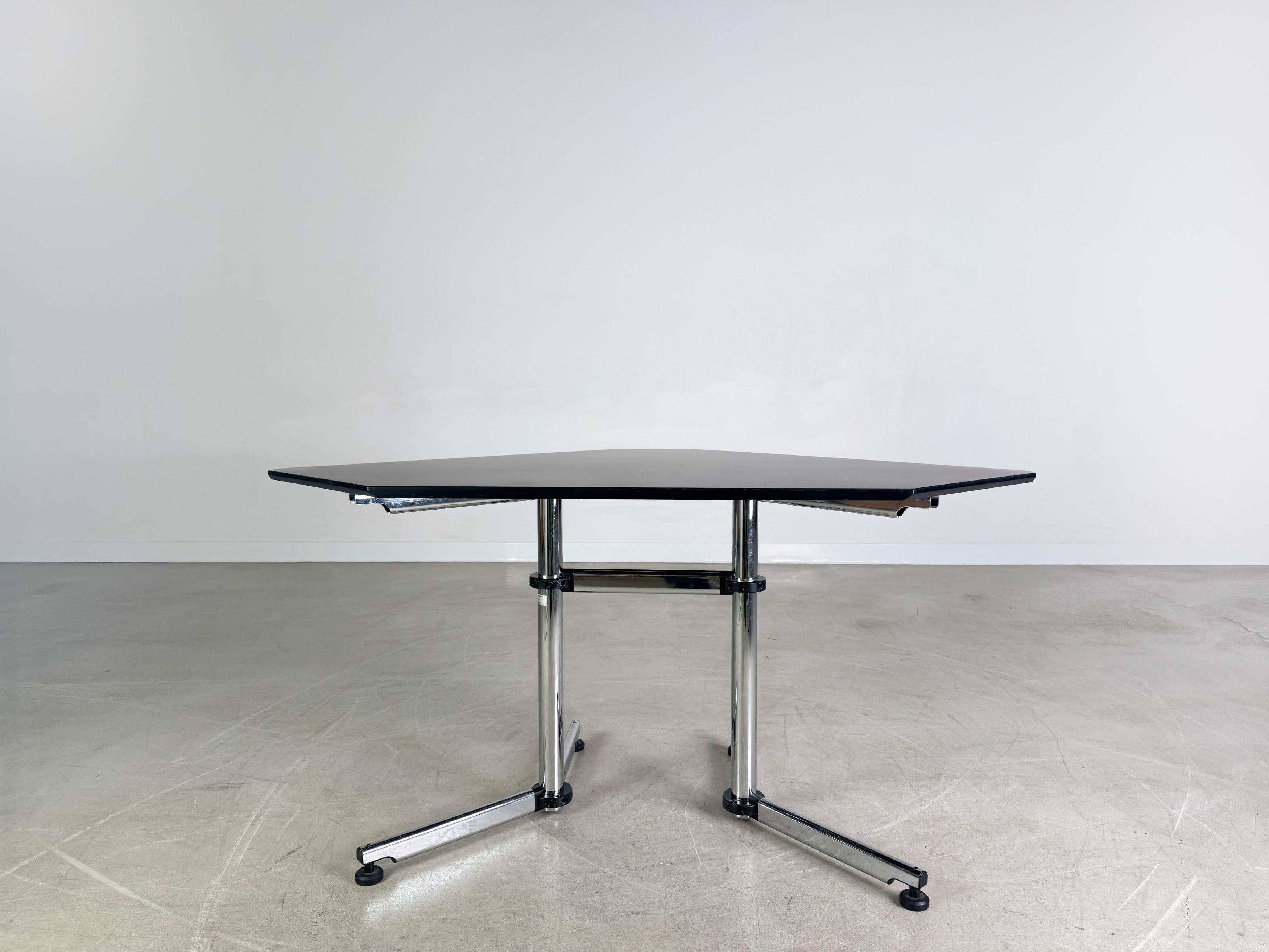 Post-Modern Original USM Haller Eck-Schreibtisch Kitos M Plus schwarz Eiche For Sale