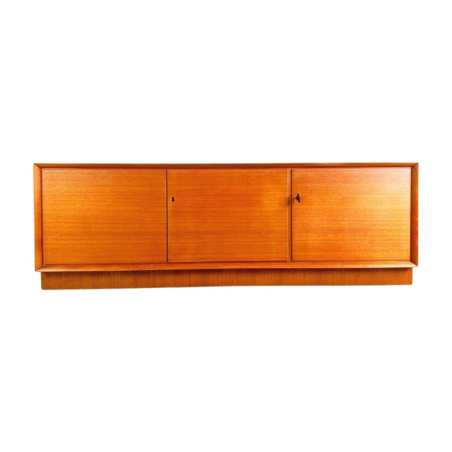 Wir bieten ein wunderschönes Teakholz Sideboard/ Lowboard aus den 1960er Jahren zum Verkauf an. Das Möbel eignet sich hervorragend als TV-Board und lässt sich aufgrund seines minimalistischen Designs sehr gut in moderne Wohnräume