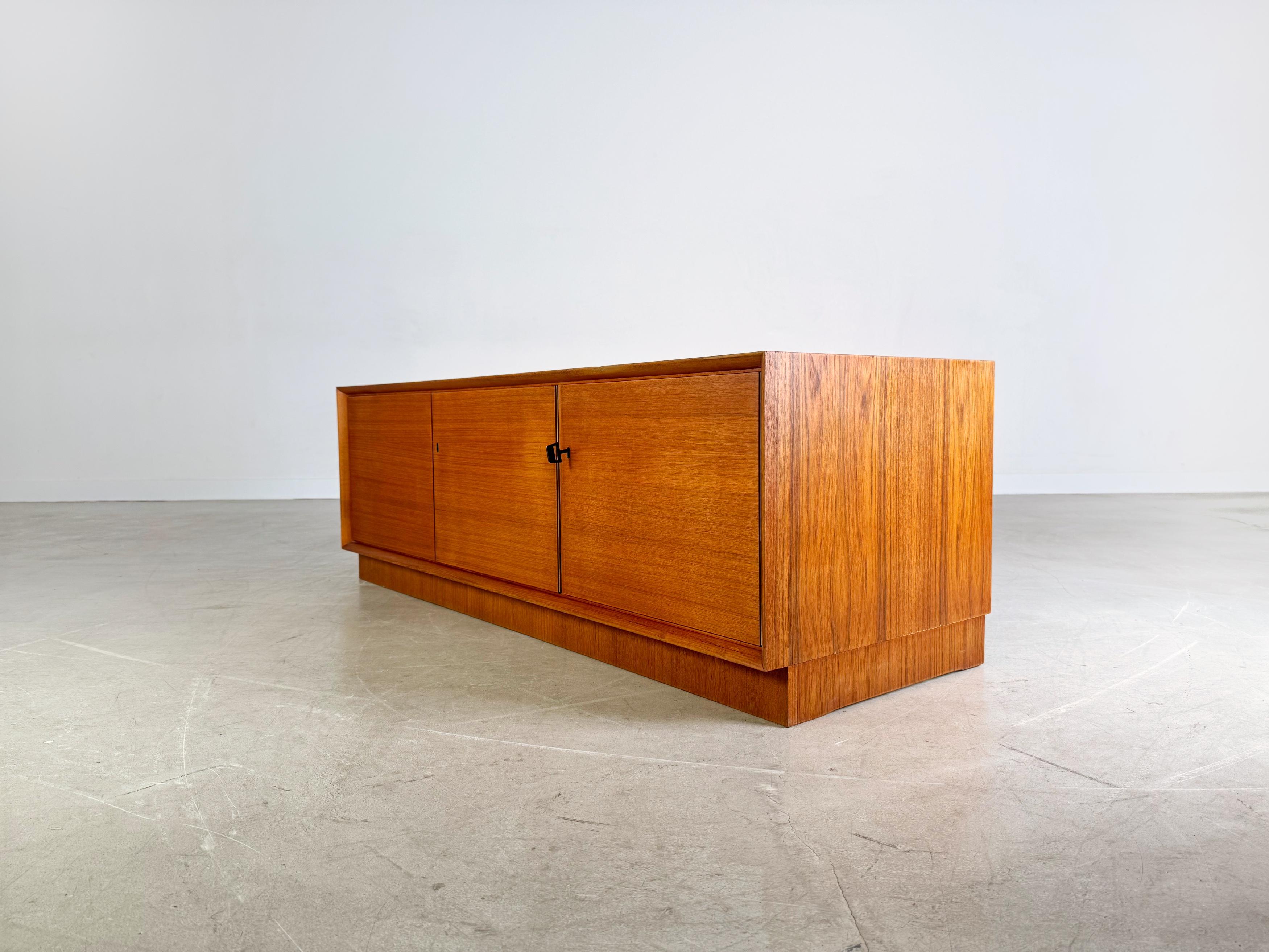 Original WK Möbel Midcentury Sideboard Teak Lowboard Kommode In Good Condition For Sale In Berlin, DE