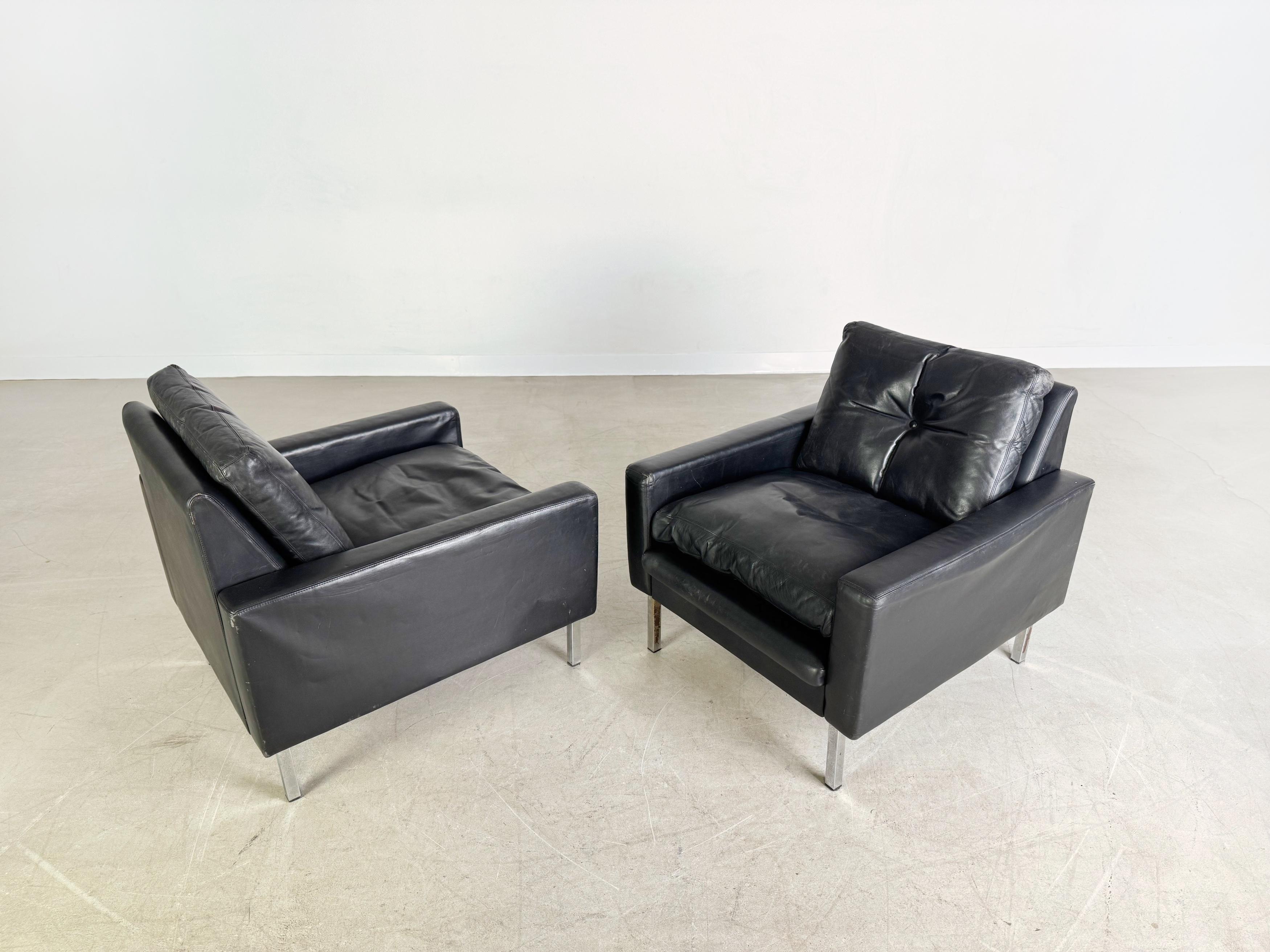 Wir bieten zwei coole Vintage Ledersessel aus den 1960er/ 1970er Jahren zum Verkauf an. Die Sessel lehnen an das Design von George Nelson an und bestechen durch ihre einfache und minimalistische Formgebung.

***Der Preis bezieht sich auf das 2er