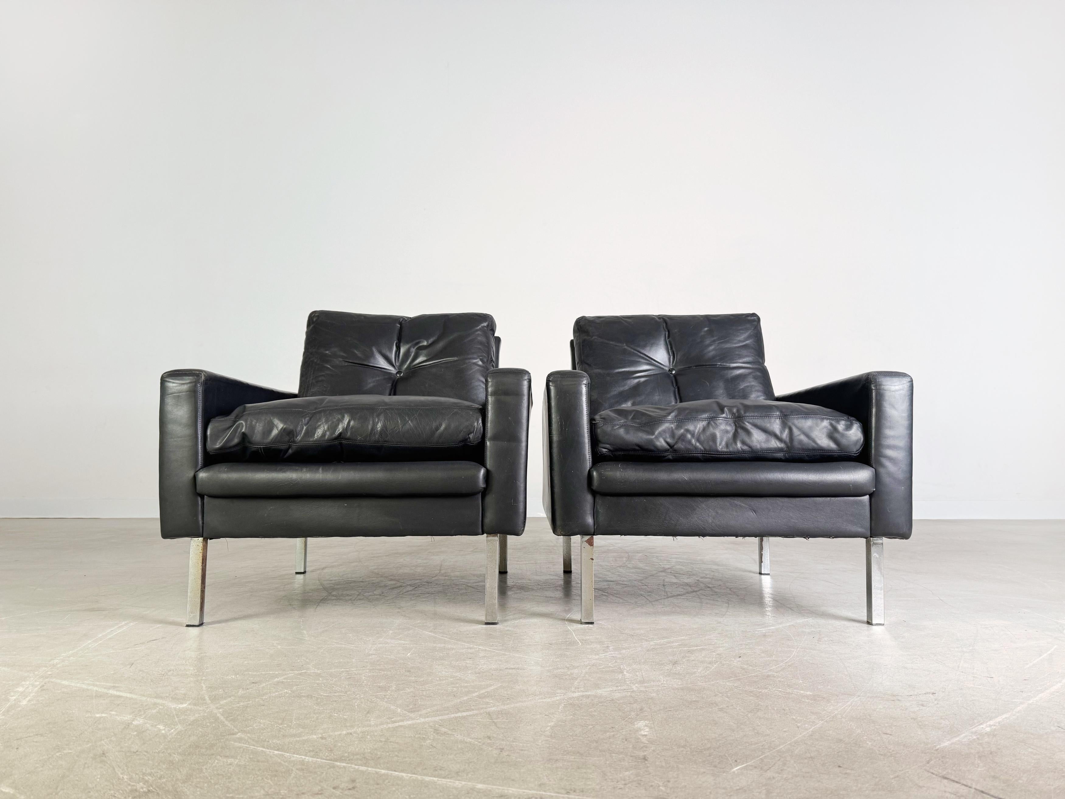 2er Set Midcentury Sessel Vintage Leder schwarz 1960s Armlehnen In Good Condition For Sale In Berlin, DE