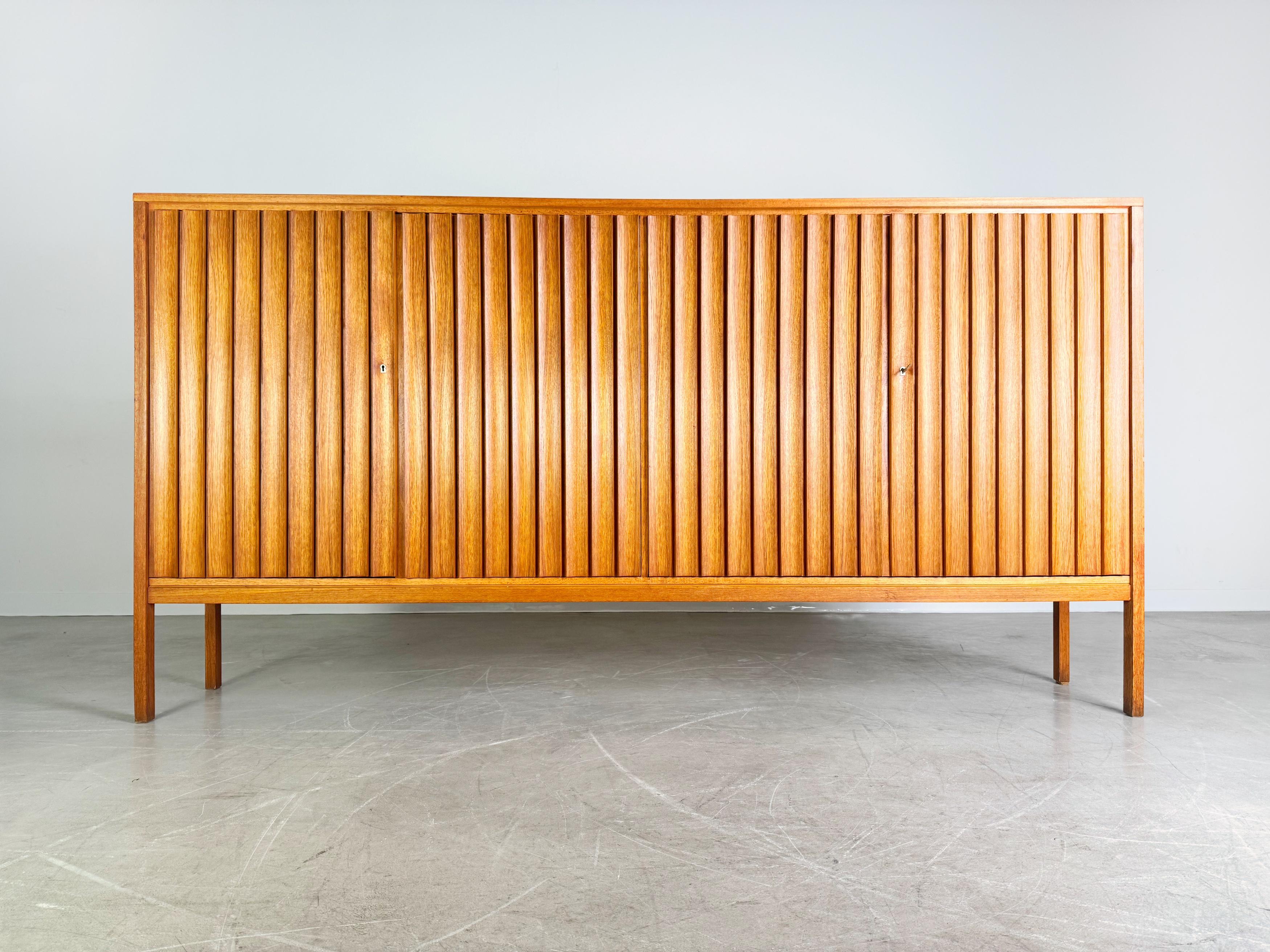 Wir bieten ein wunderschönes und sehr seltenes XXL Highboard von Bub Wertmöbel Germany aus den 1970er Jahren zum Verkauf an. Das Highboard bietet mit seinen rund 260cm Länge außergewöhnlich viel Stauraum und besticht zudem durch die elegante