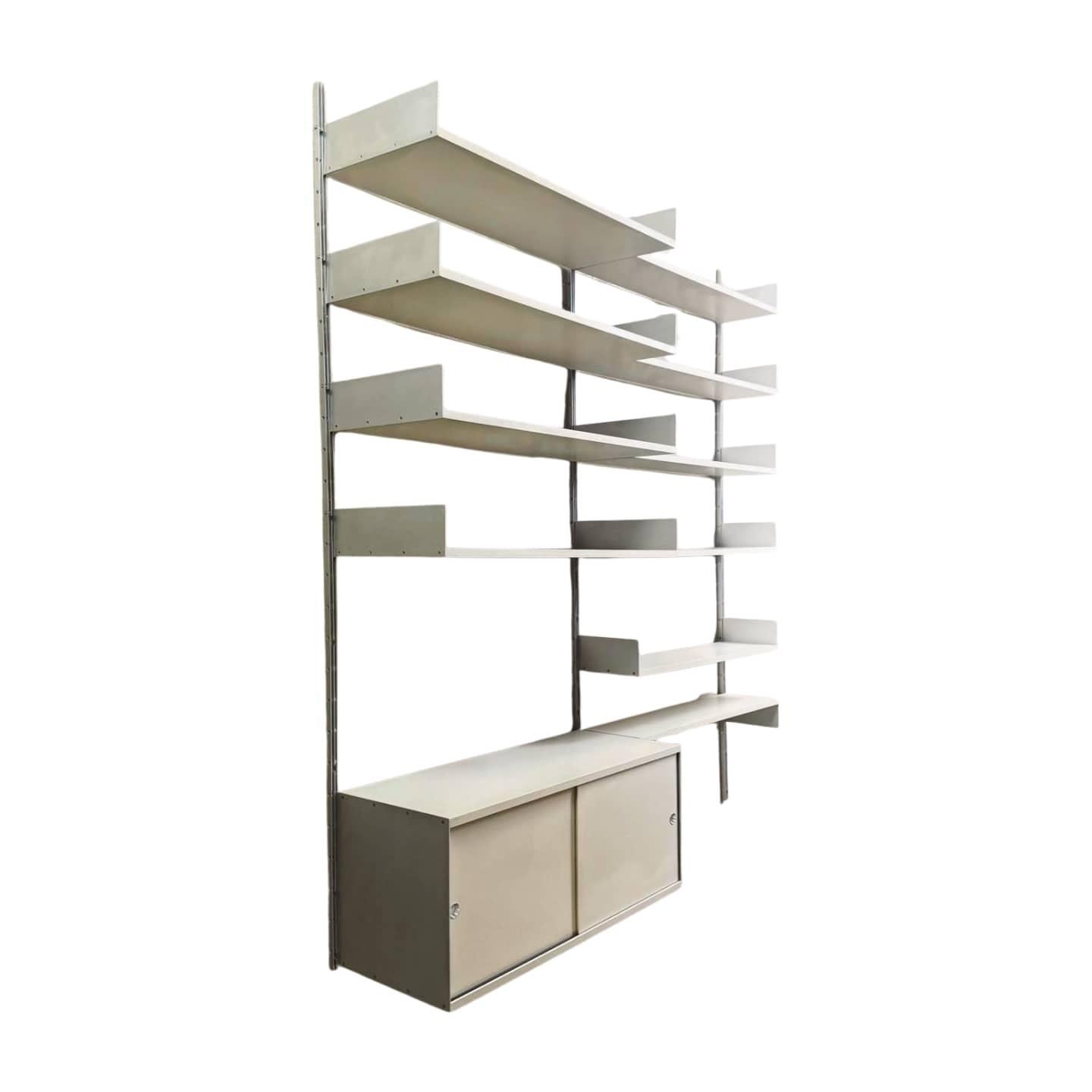 Wir bieten ein wunderschönes modulares Wandregalsystem von Vitsoe aus den 1960er Jahren zum Verkauf an. Das Design stammt von Dieter Rams, einem der einflussreichsten Möbeldesigner des 20. Jahrhunderts, es gewann zahlreiche renommierte Designpreise