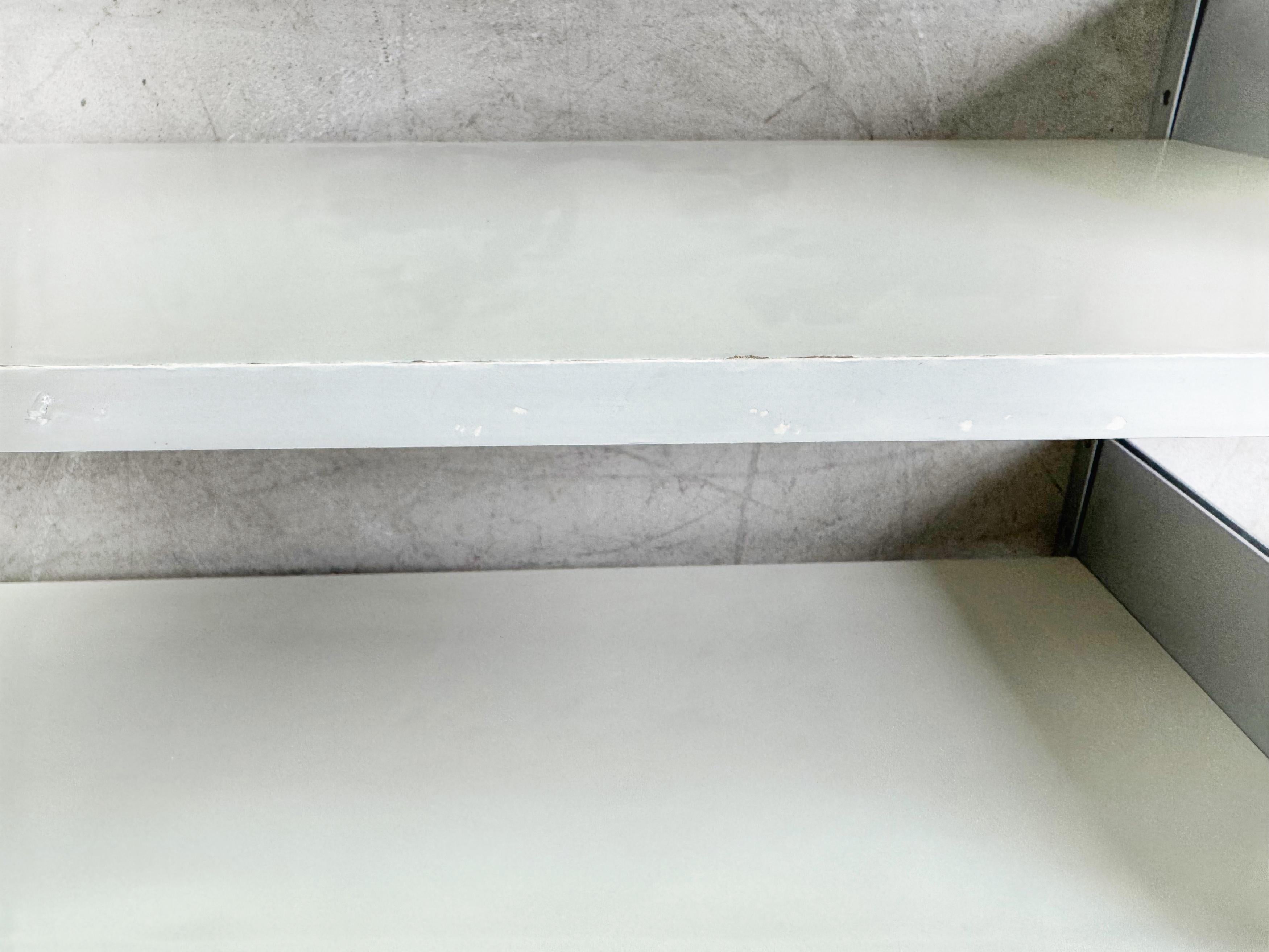 Original Dieter Rams Wandregal 606 Vitsoe weiß Design Bauhaus In Good Condition For Sale In Berlin, DE