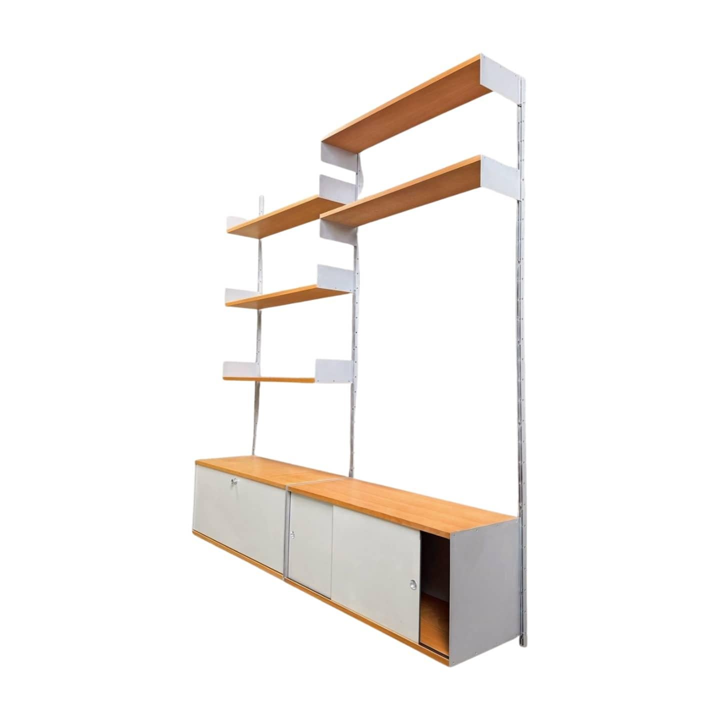 Wir bieten ein wunderschönes modulares Wandregalsystem von Vitsoe aus den 1960er Jahren zum Verkauf an. Das Design stammt von Dieter Rams, einem der einflussreichsten Möbeldesigner des 20. Jahrhunderts, es gewann zahlreiche renommierte Designpreise