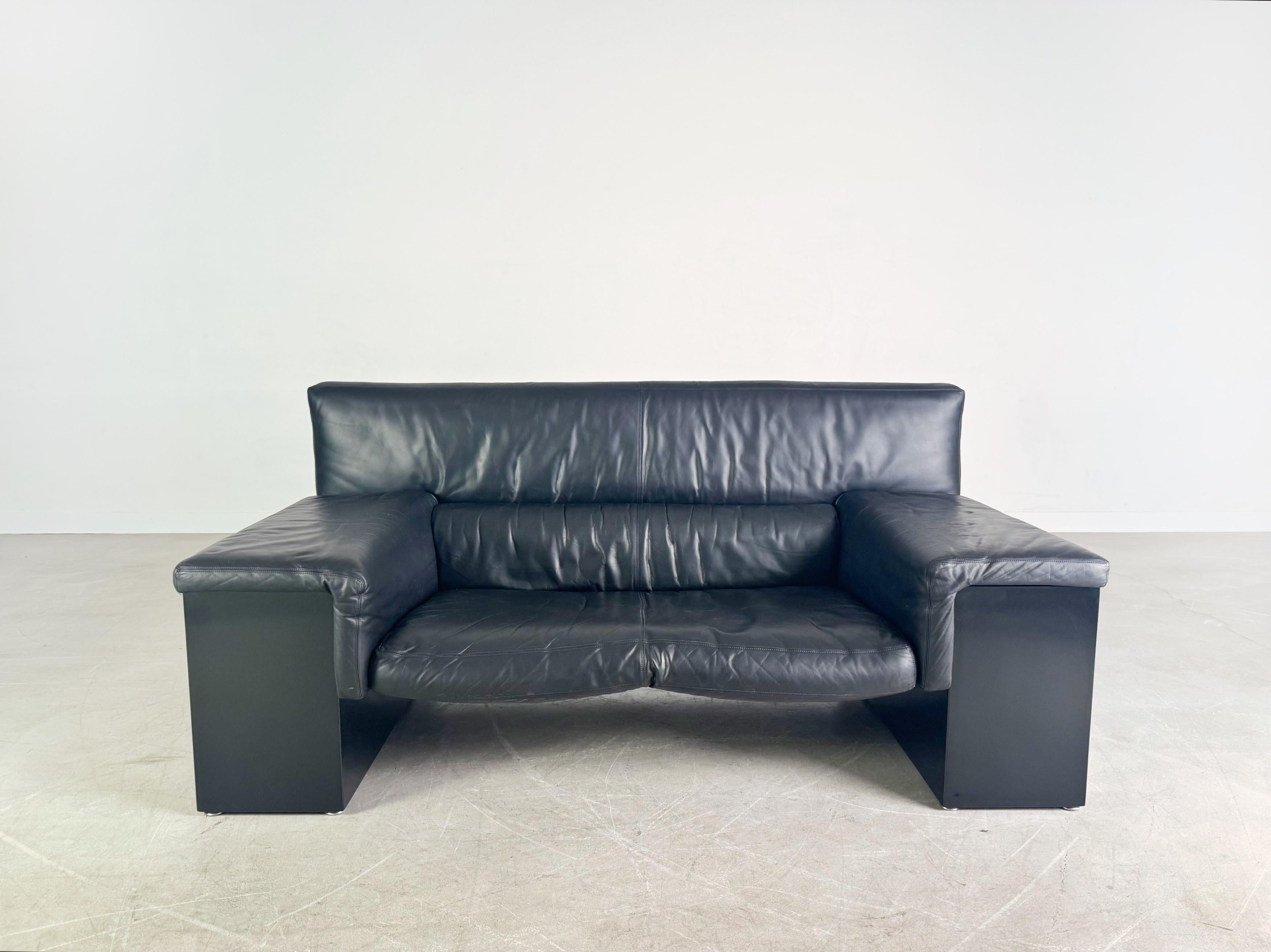 Wir bieten ein wunderschönes Zweisitzer Sofa von Knoll aus den 1980er Jahren zum Verkauf an. Der Entwurf stammt von Ciri Boeri, einer der einflussreichsten Möbeldesignerinnen des 20. Jahrhunderts. Das Modell Brigadier besticht durch seine zwei