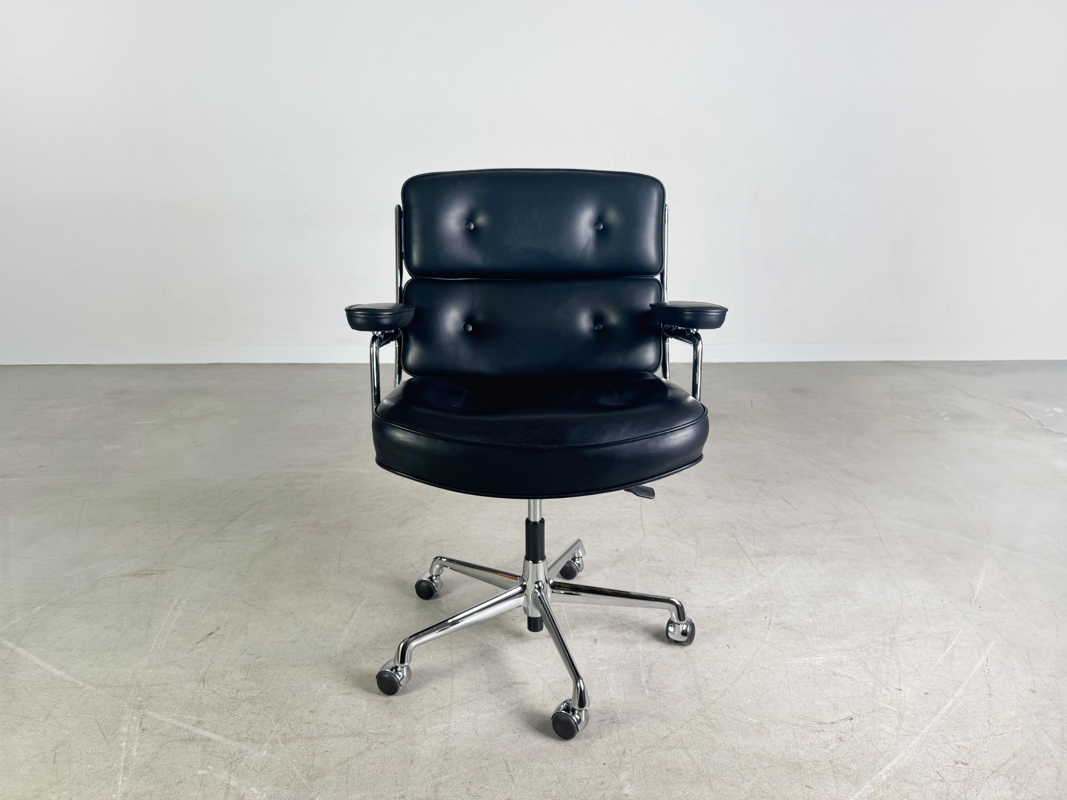 Wir bieten einen wunderschönen Vitra ES 104 Armlehnstuhl aus dem Jahr 1995 zum Verkauf an. Charles Eames lo creó, está hecho de madera en color negro y se ha convertido en un gran diseñador.

Estado: Guter gebrauchter Zustand mit altersbedingten