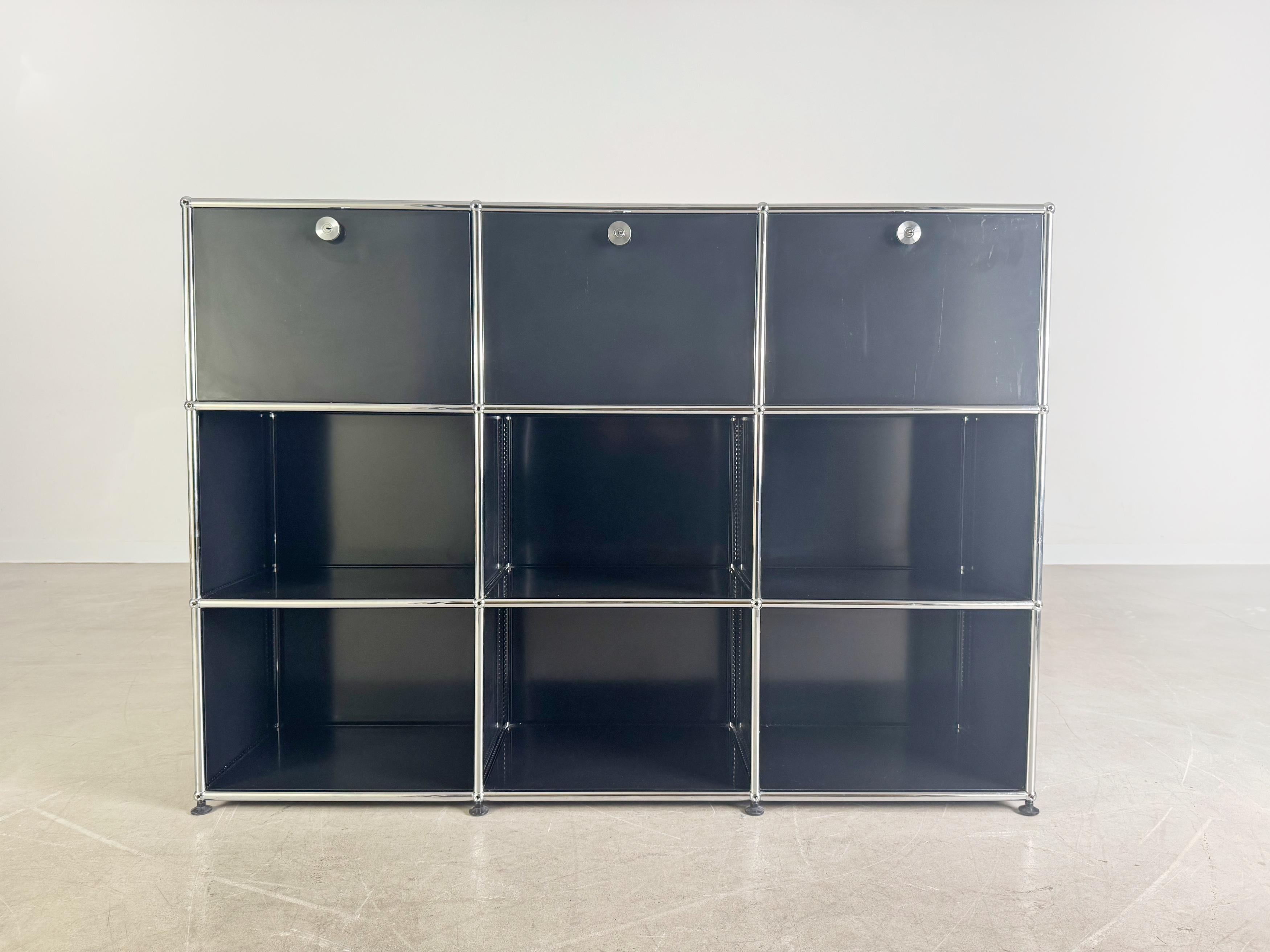 Ti offriamo una splendida credenza Usm Haller Regal in nero. Das Möbel is drei Moduleinheiten hoch und drei breit, womit es insgesamt 9 Fächer bietet, wovon drei mit einer Klappe verschließbar sind.

***Vedi tutte le altre Usm Haller Möbel nelle