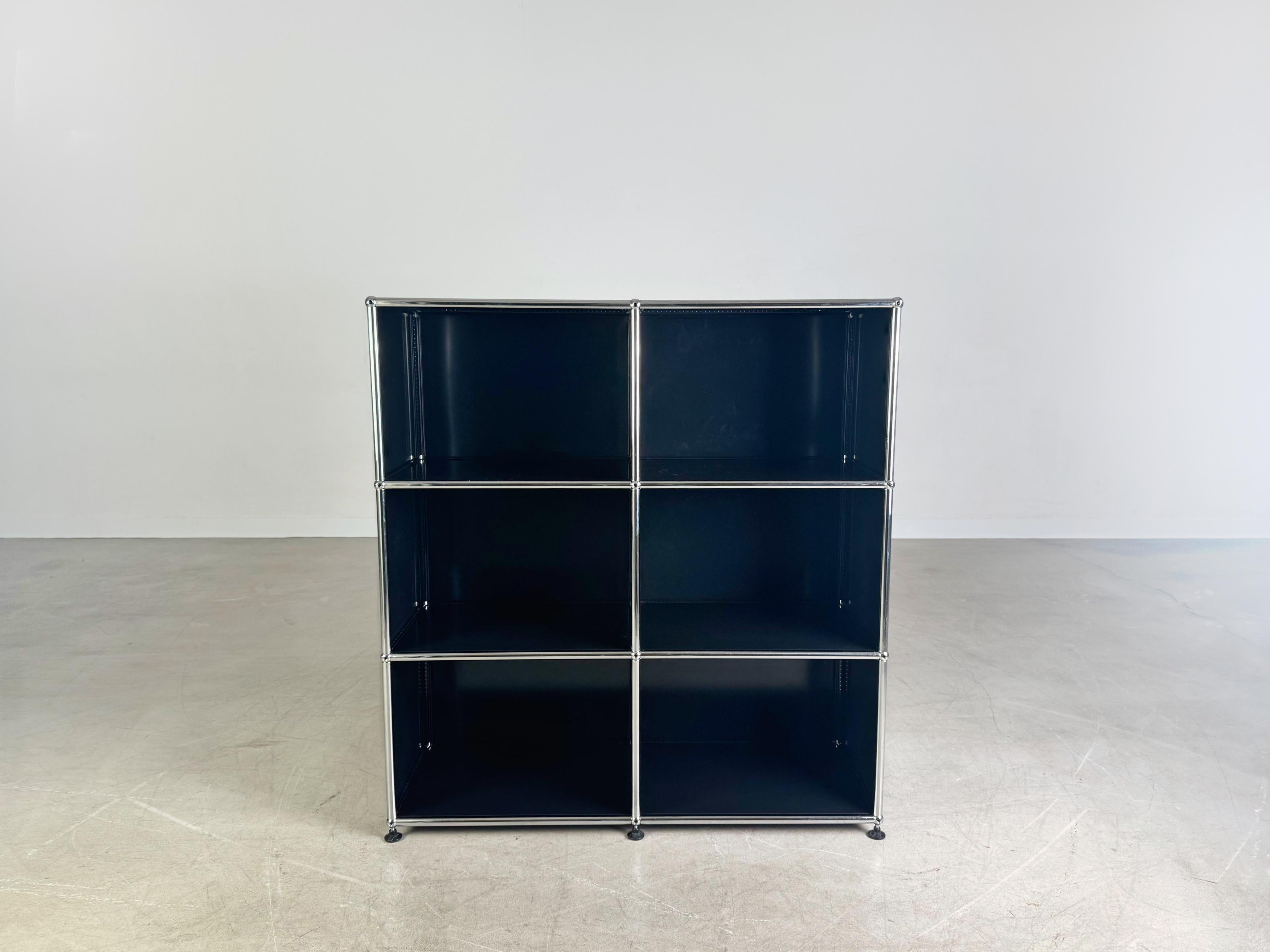 Ti offriamo una splendida credenza Usm Haller Regal in nero. Das Möbel is drei Moduleinheiten hoch und zwei breit, womit es insgesamt 6 Fächer bietet.

***Vedi tutte le altre Usm Haller Möbel nelle nostre altre Anzeigen*** 

Zustand: Guter